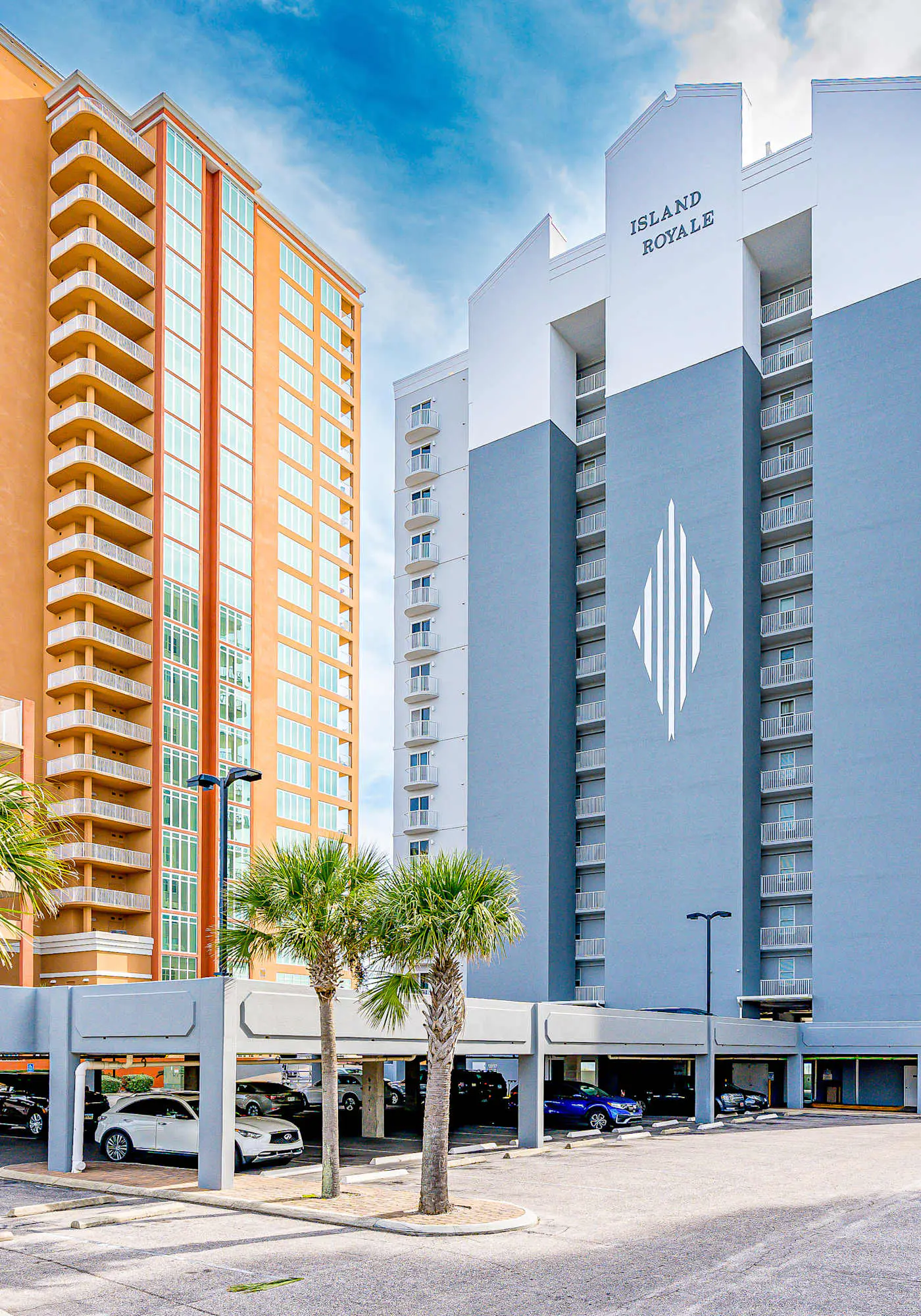 6th-floor condo with pool, central AC, free WiFi, balcony, & views