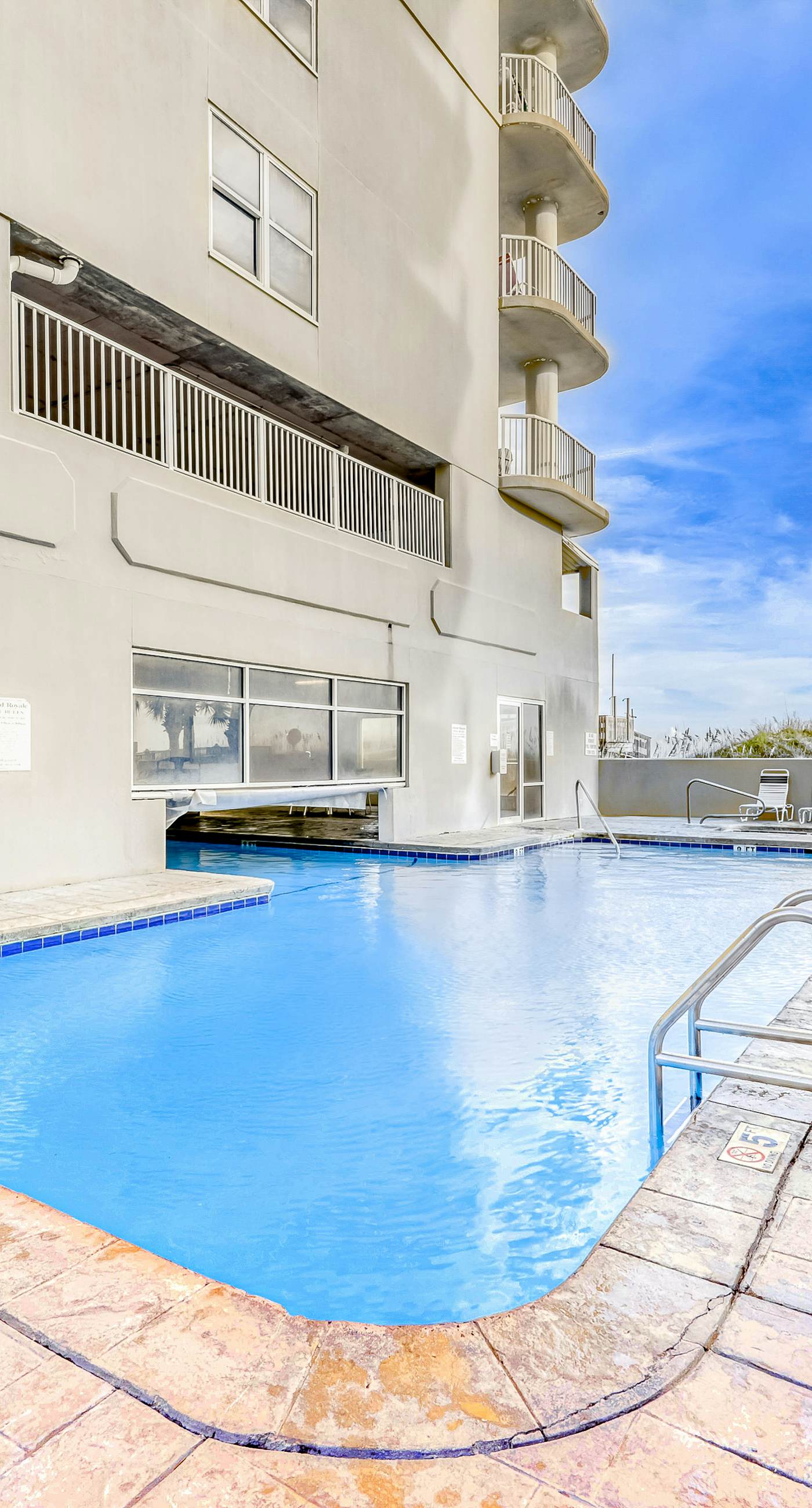 Gulf-Front Condo w/Great Views, Balcony, Shared Hot Tub, Pool, Gym, Sauna, A/C