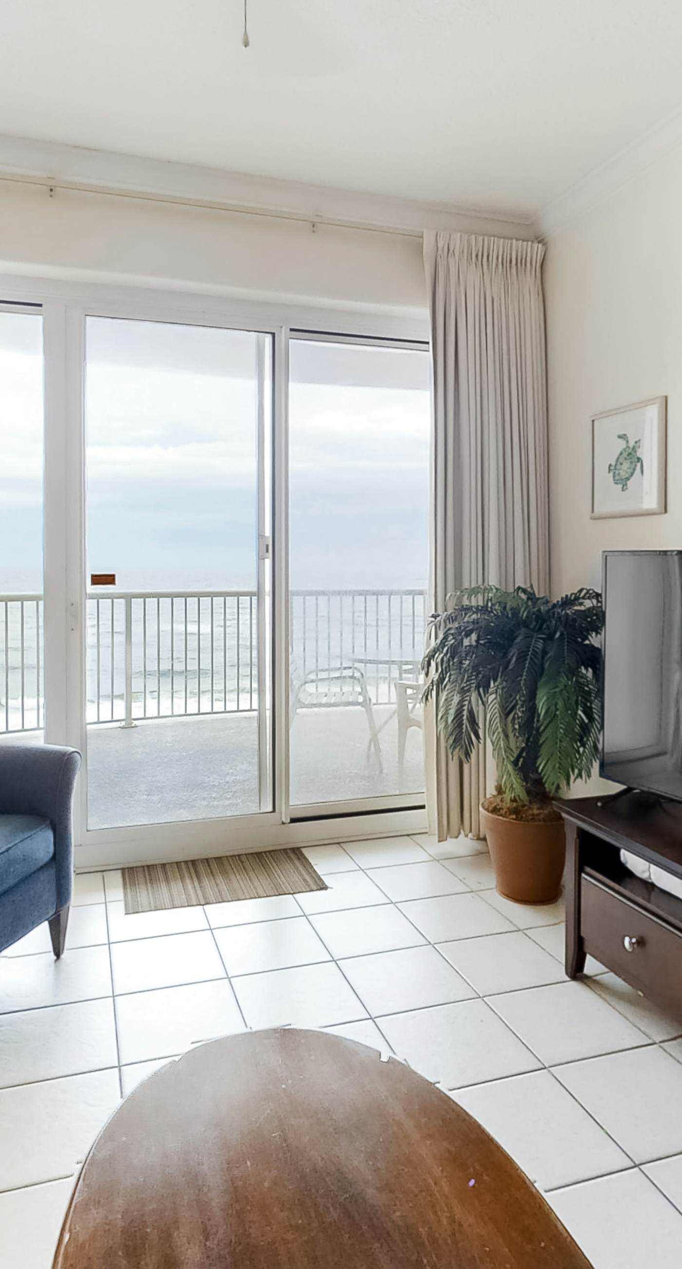 Gulf-Front Condo w/Great Views, Balcony, Shared Hot Tub, Pool, Gym, Sauna, A/C