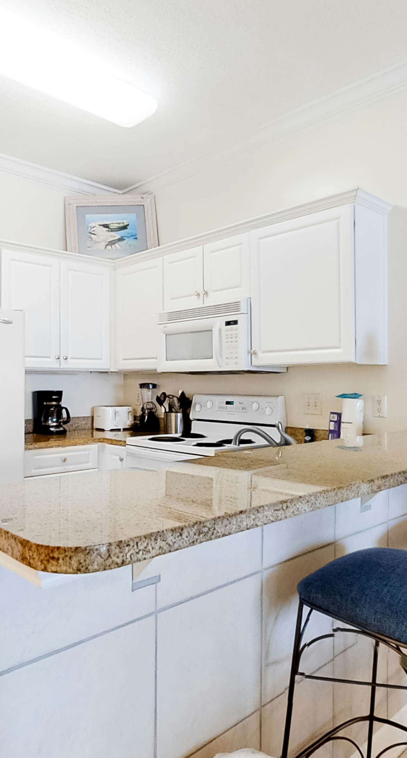 Gulf-Front Condo w/Great Views, Balcony, Shared Hot Tub, Pool, Gym, Sauna, A/C