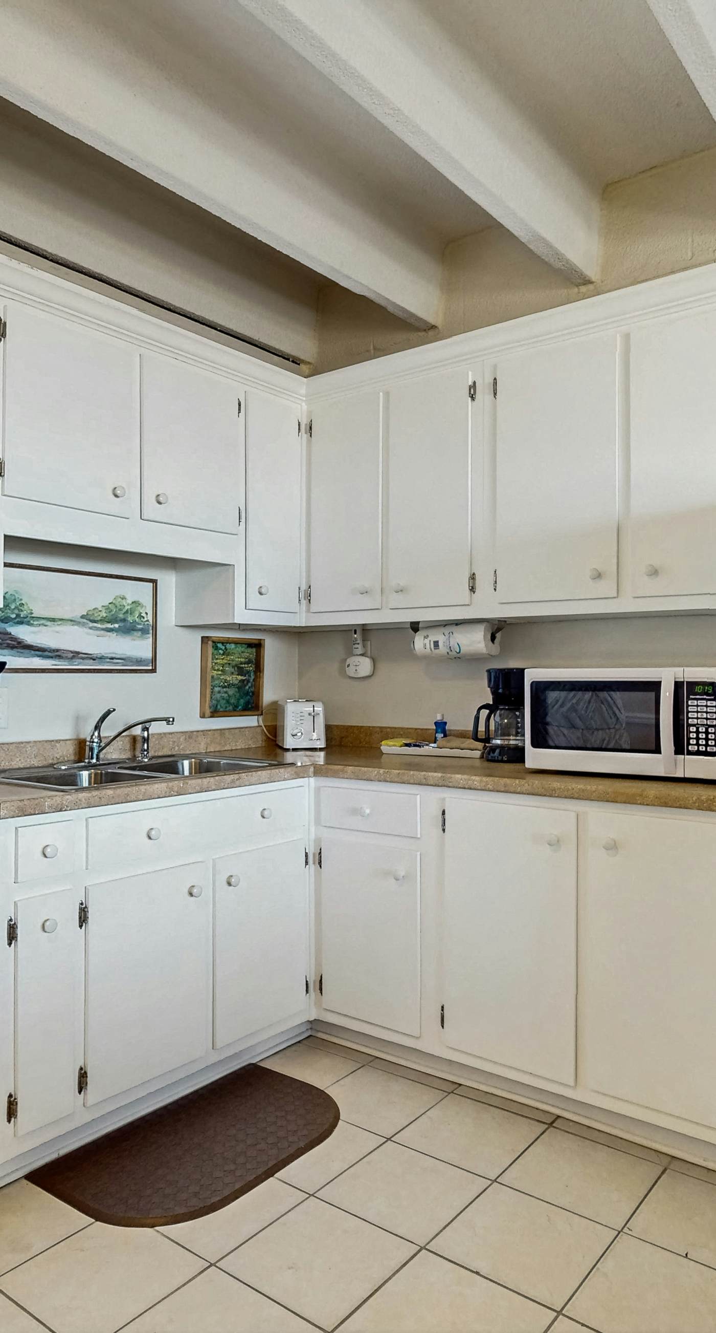 Ocean-view condo with pool access, outdoor seating, central AC & WiFi