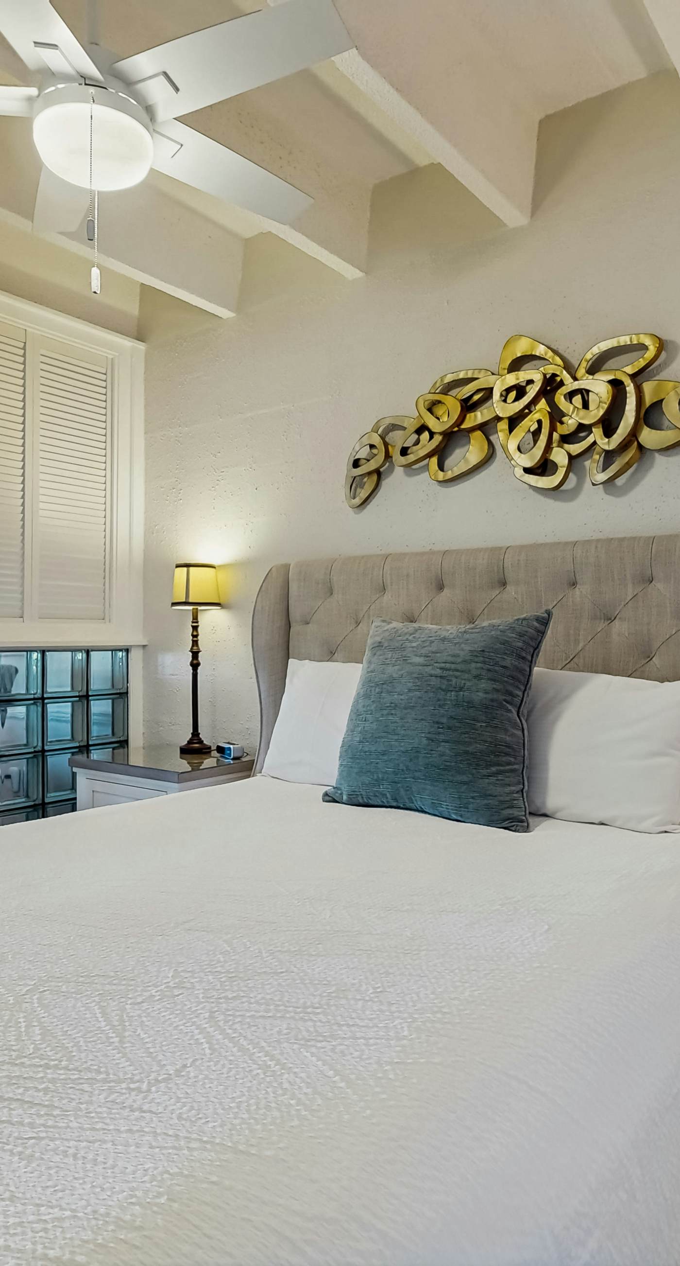 Ocean-view condo with pool access, outdoor seating, central AC & WiFi