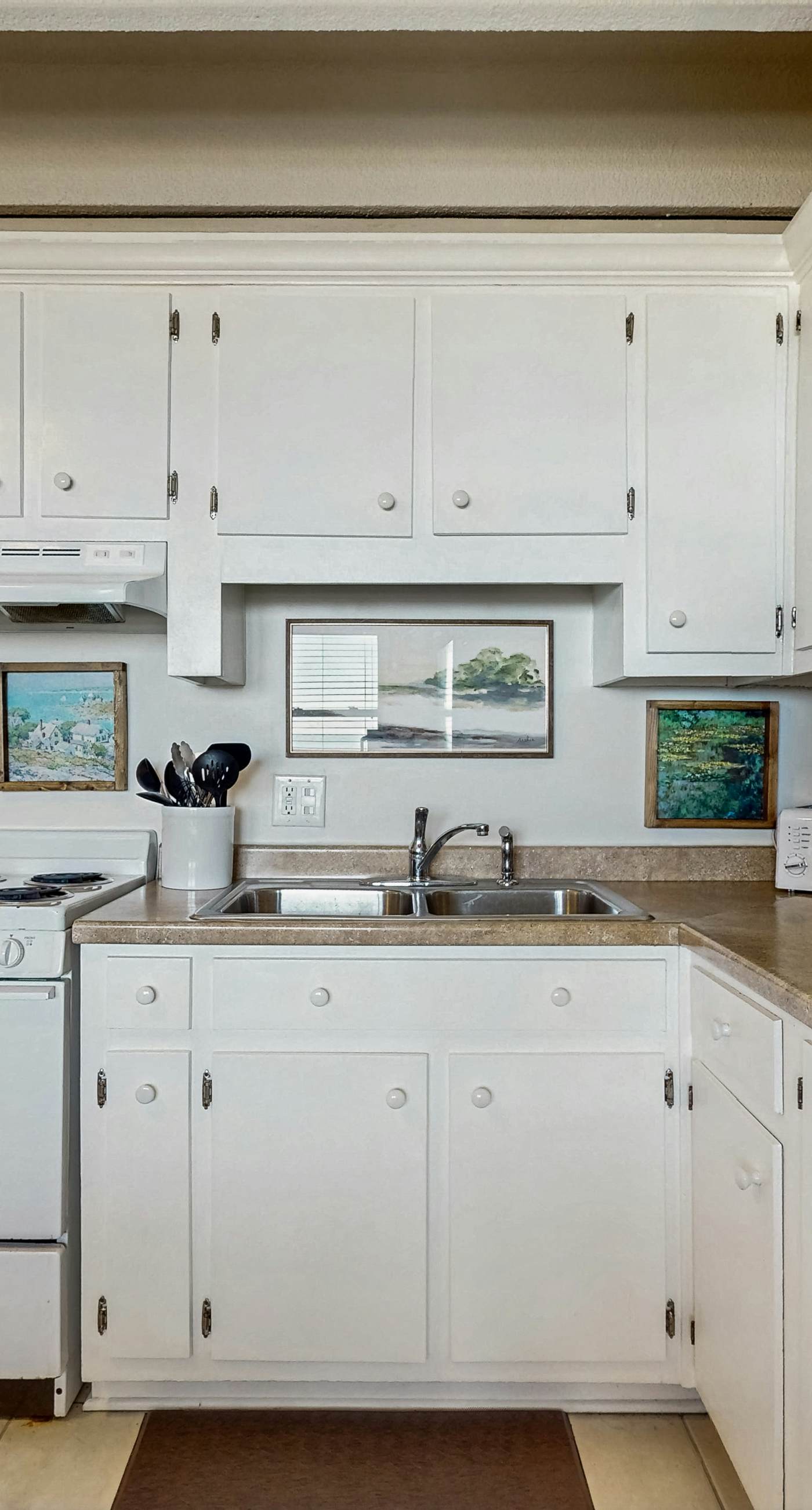 Ocean-view condo with pool access, outdoor seating, central AC & WiFi