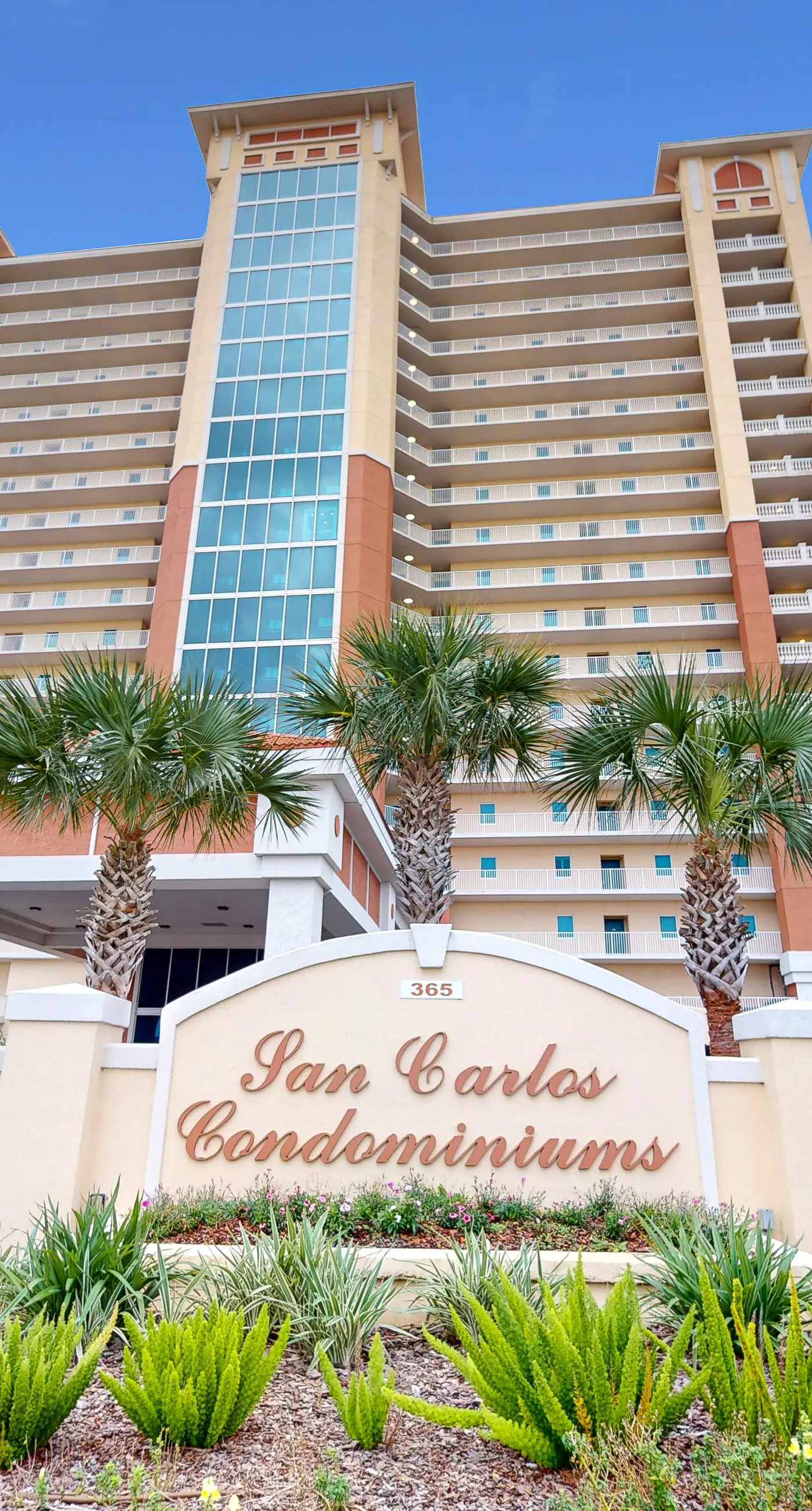 Gulf-front condo with pool, sauna, washer,dryer, & central AC