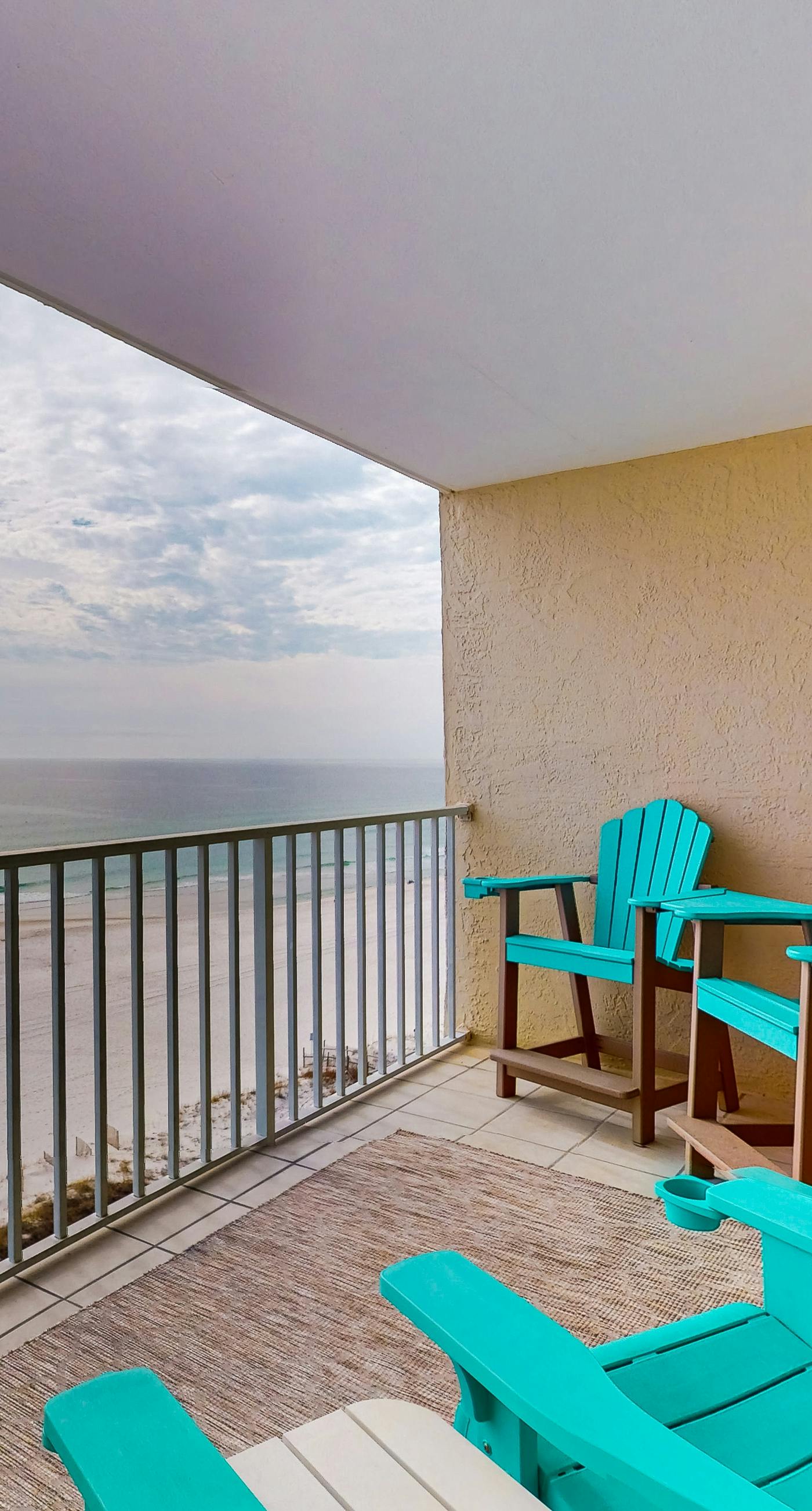Gorgeous Beach Home Overlooking the Beach w/Free WiFi, Central AC, Shared Pool