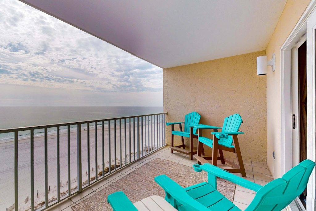 Gorgeous Beach Home Overlooking the Beach w/Free WiFi, Central AC, Shared Pool and Covered Parking