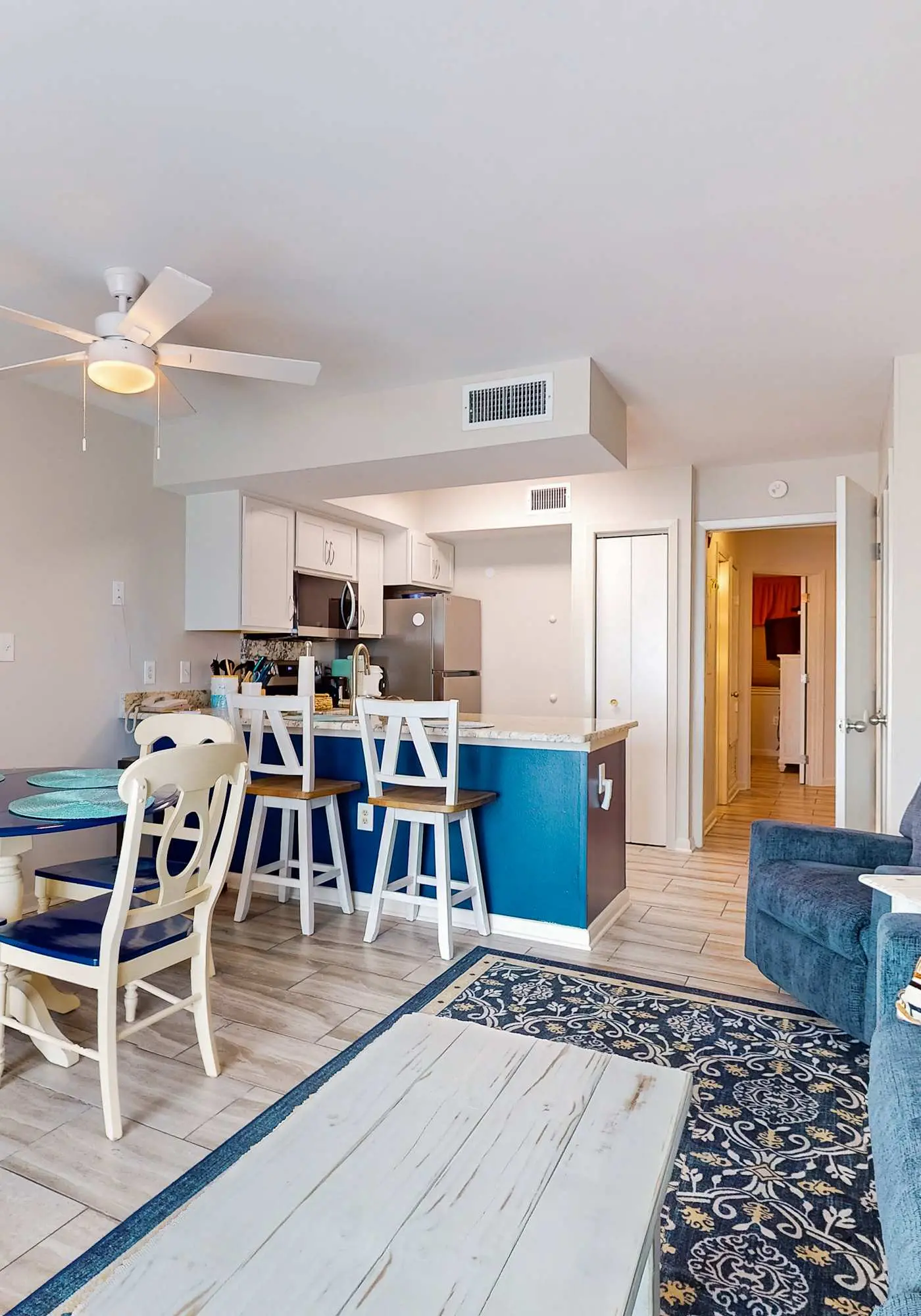 Gorgeous Beach Home Overlooking the Beach w/Free WiFi, Central AC, Shared Pool and Covered Parking