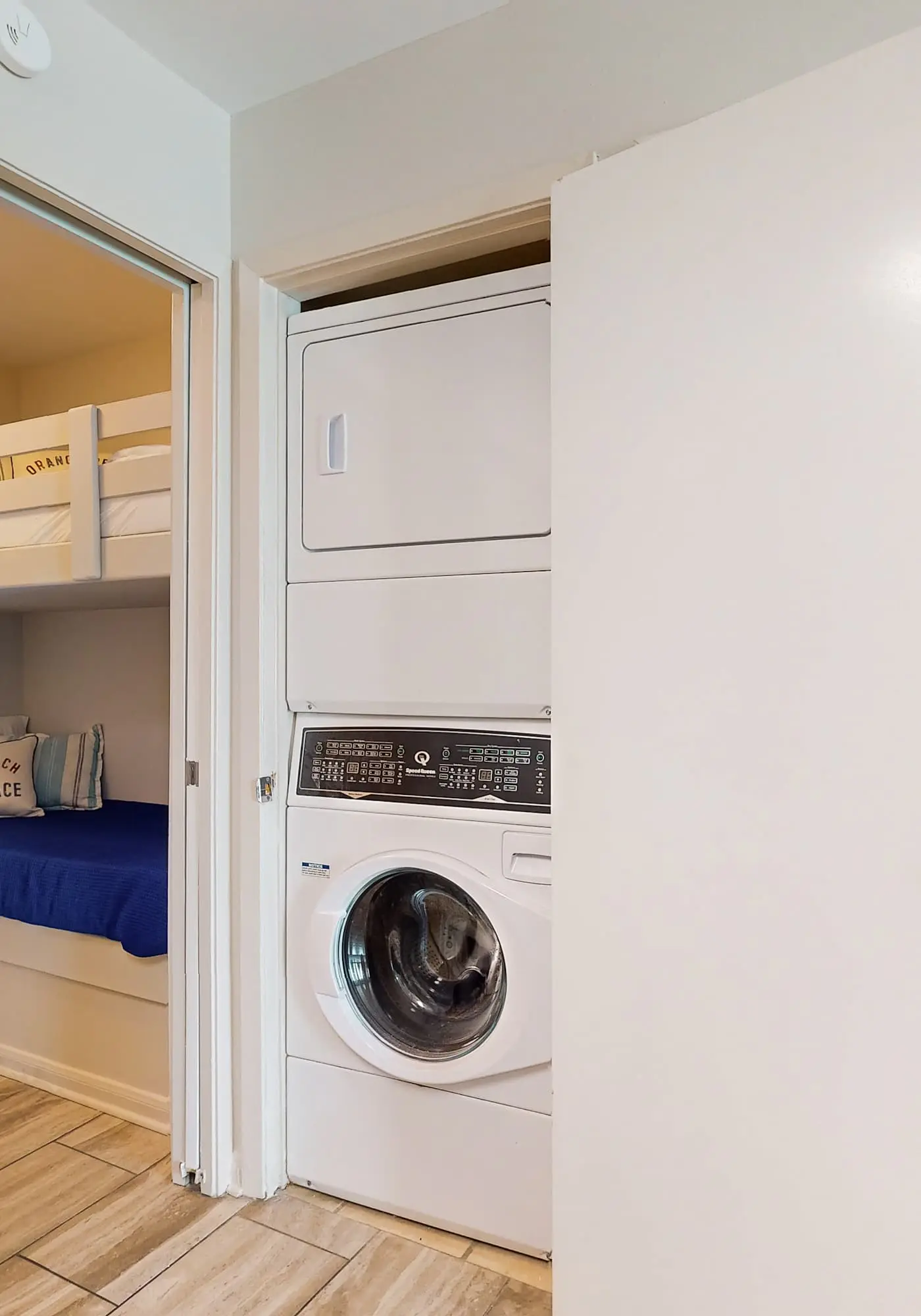 Gorgeous Beach Home Overlooking the Beach w/Free WiFi, Central AC, Shared Pool and Covered Parking