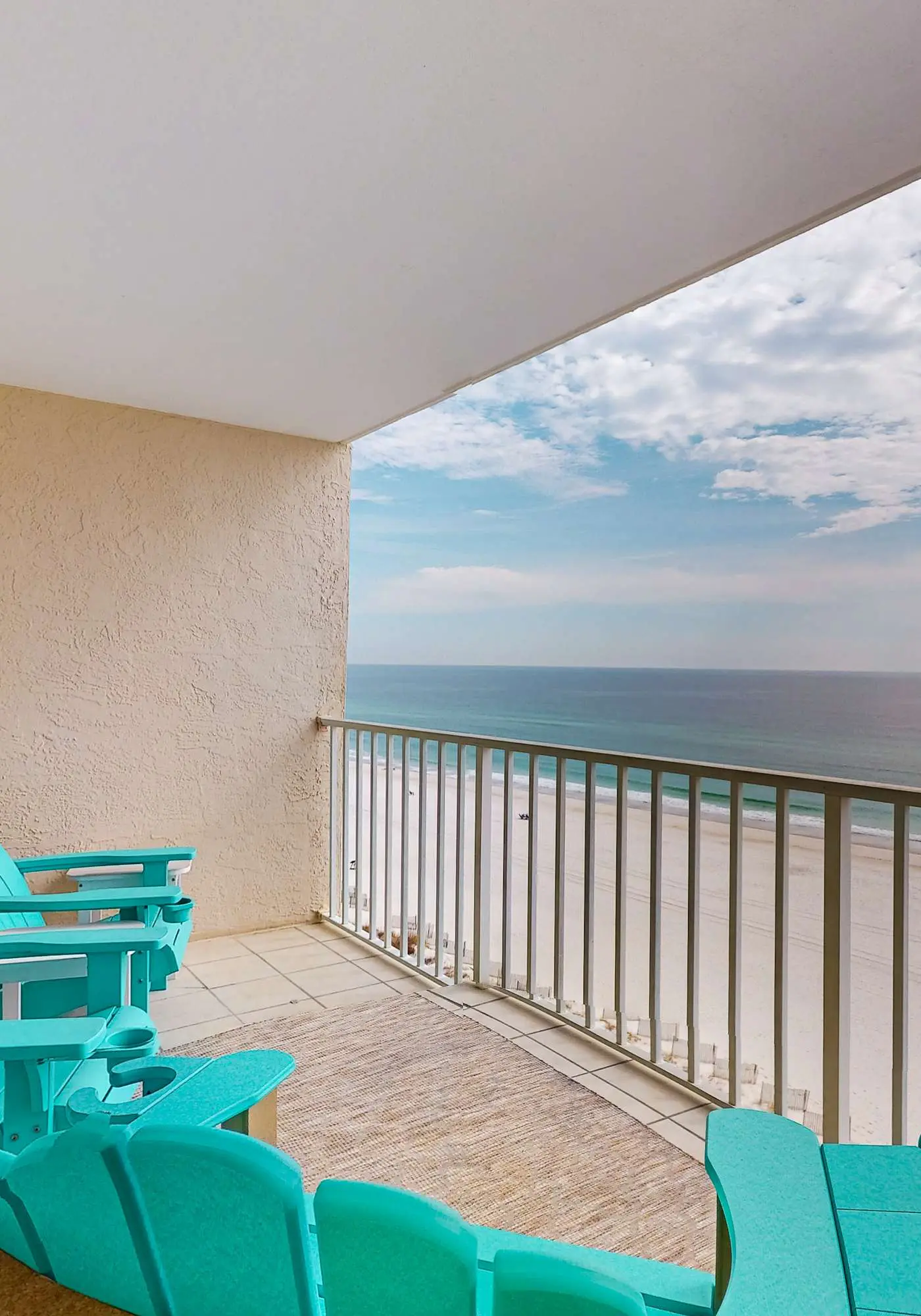 Gorgeous Beach Home Overlooking the Beach w/Free WiFi, Central AC, Shared Pool and Covered Parking