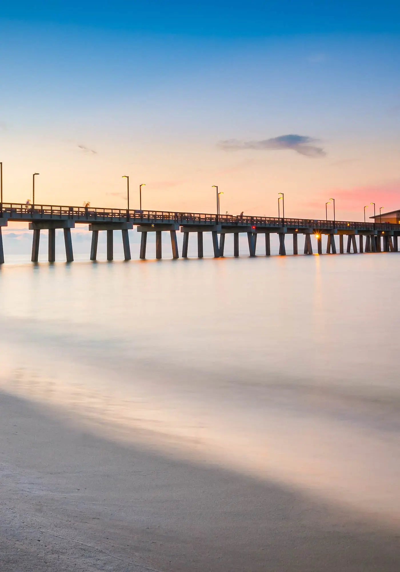 Gorgeous Beach Home Overlooking the Beach w/Free WiFi, Central AC, Shared Pool and Covered Parking