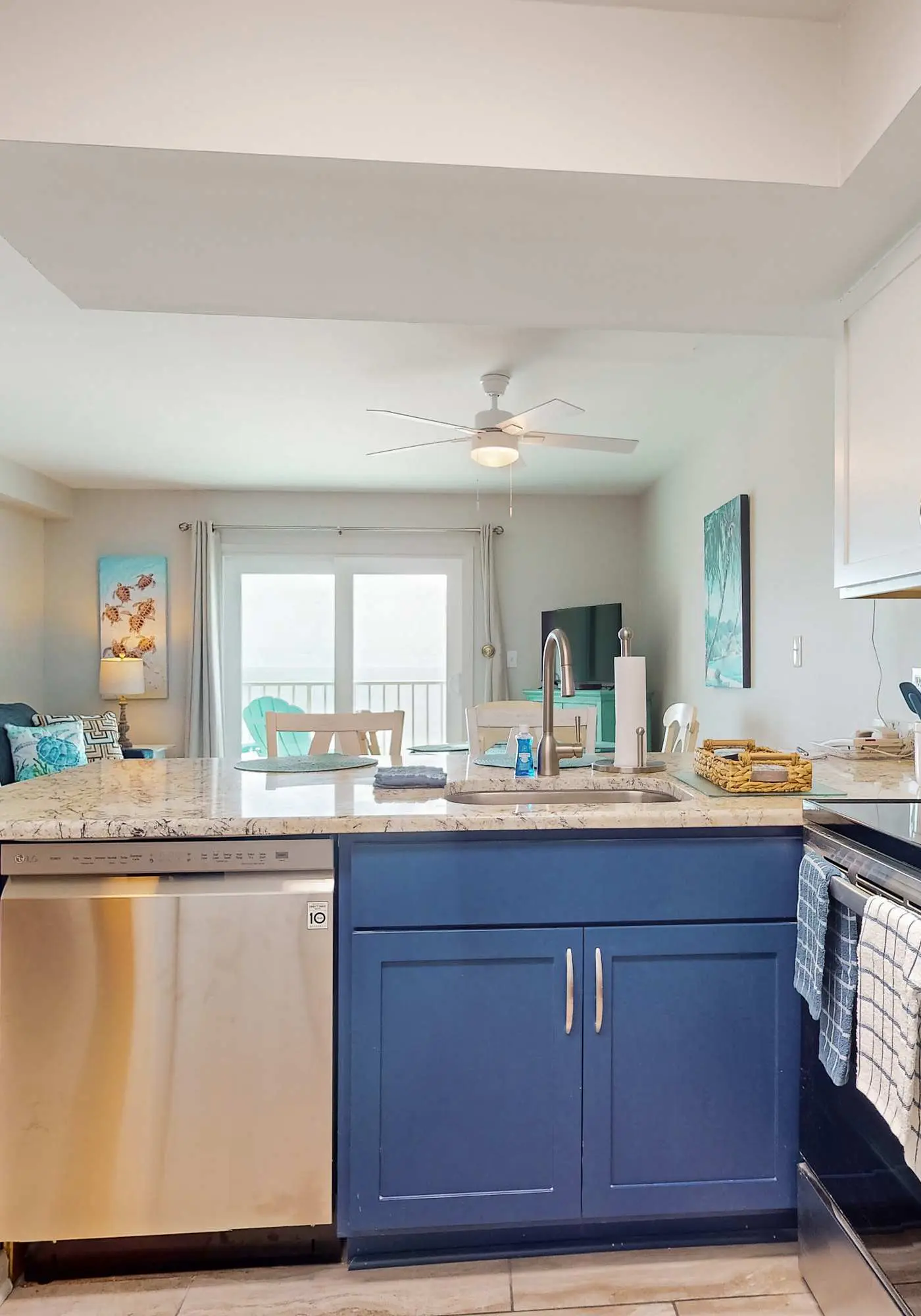Gorgeous Beach Home Overlooking the Beach w/Free WiFi, Central AC, Shared Pool and Covered Parking