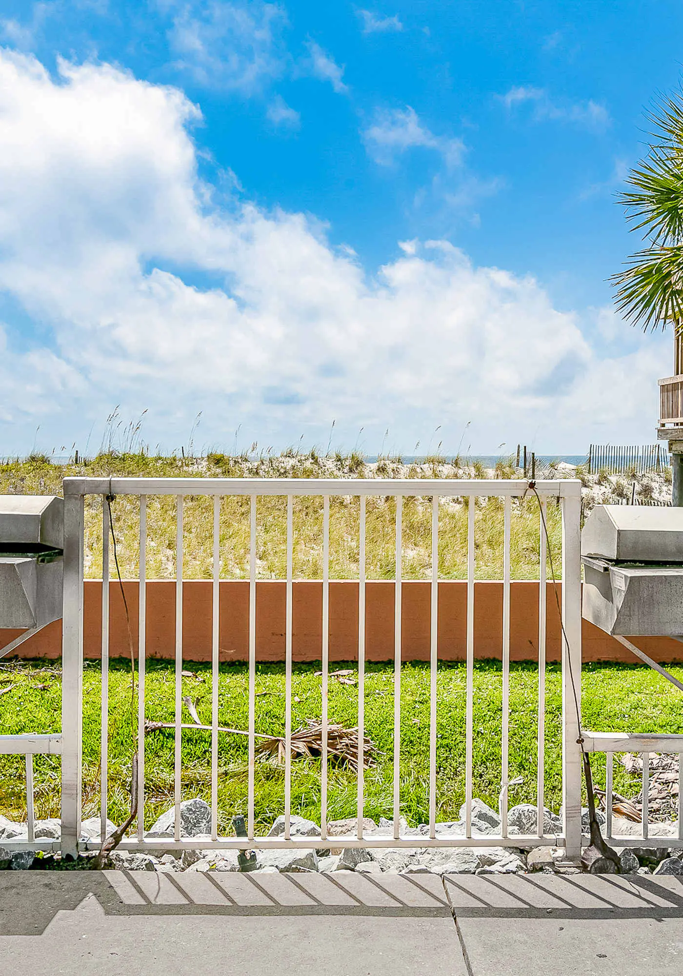 Gorgeous Beach Home Overlooking the Beach w/Free WiFi, Central AC, Shared Pool and Covered Parking