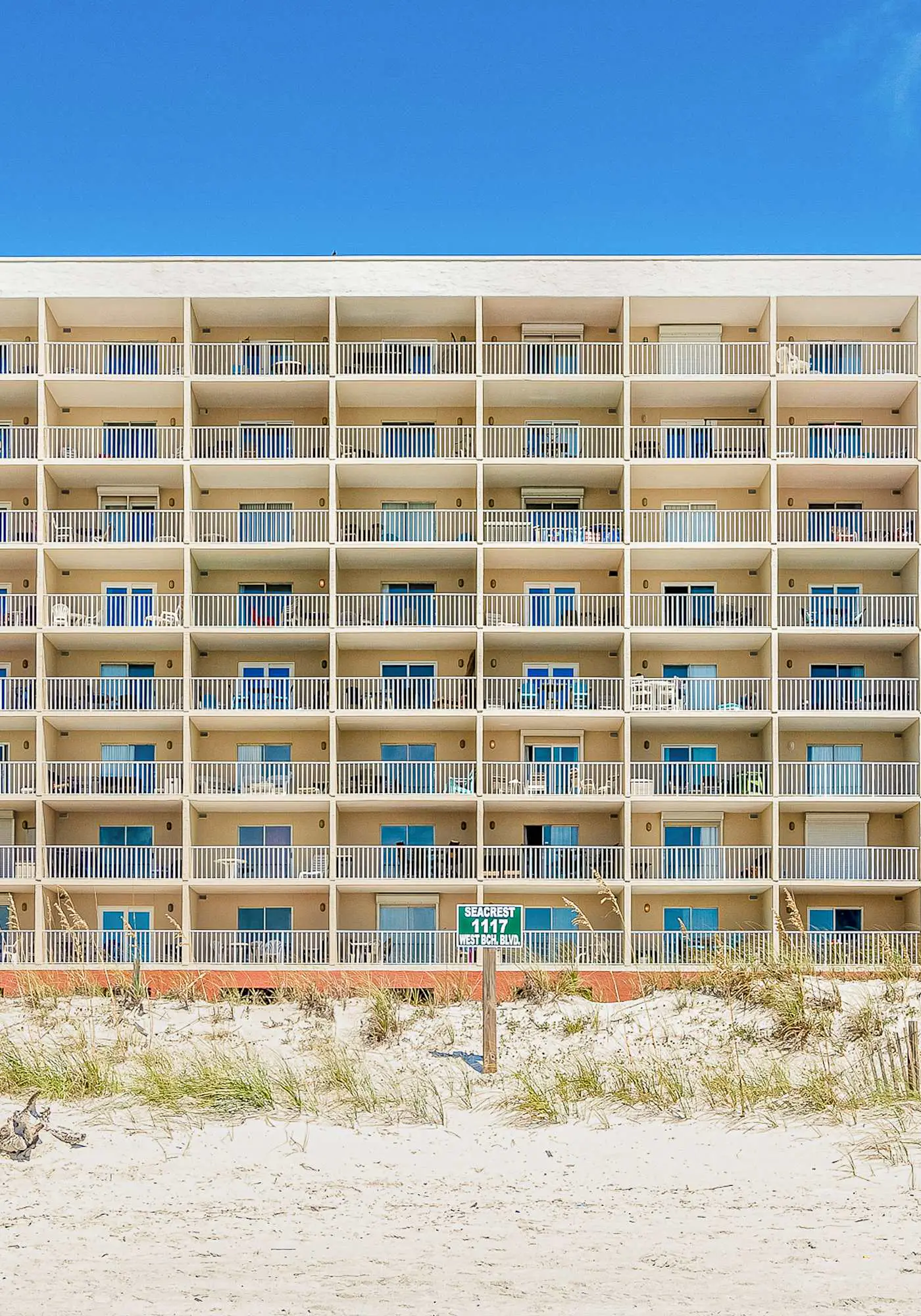 Gorgeous Beach Home Overlooking the Beach w/Free WiFi, Central AC, Shared Pool and Covered Parking