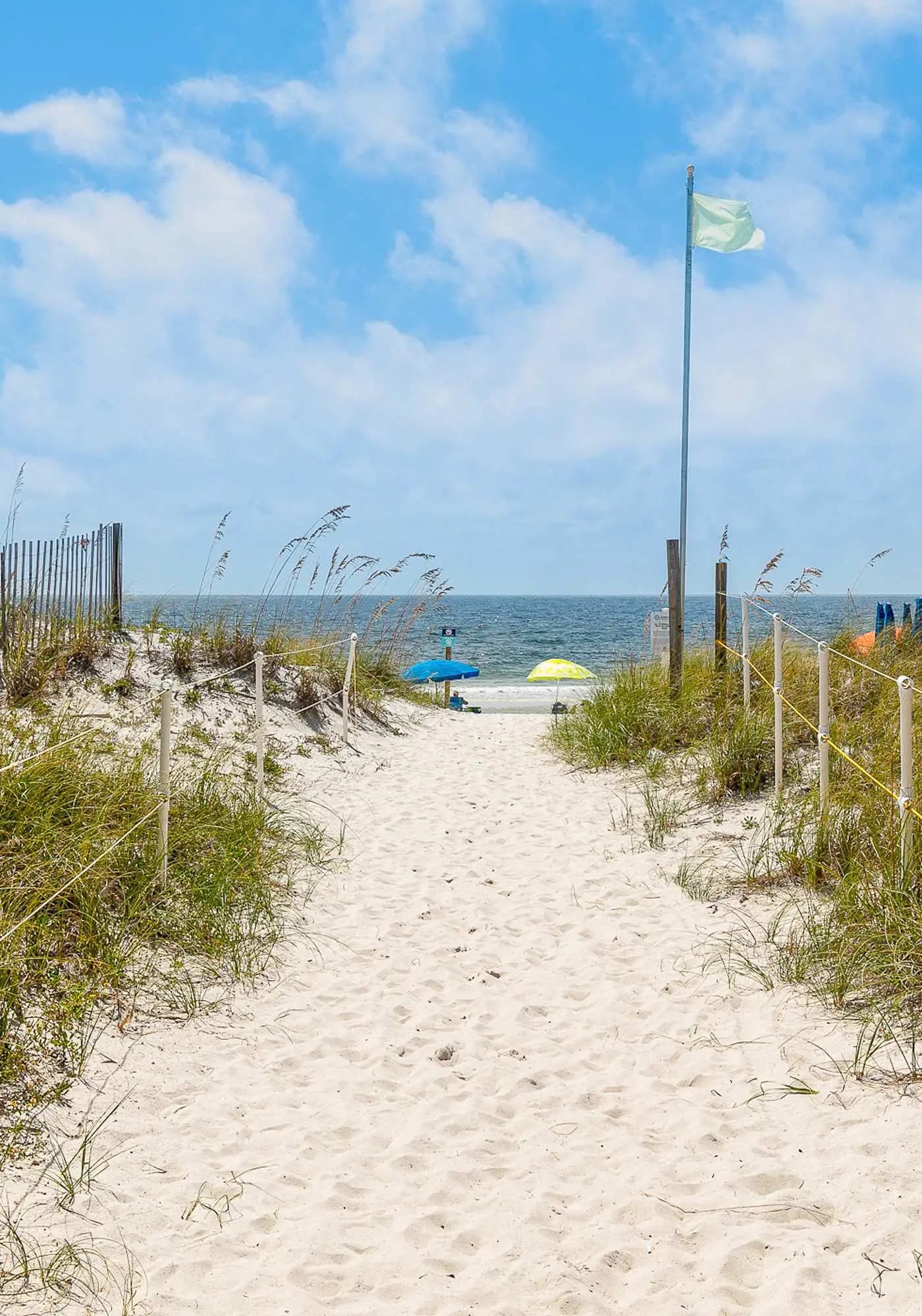Gorgeous Beach Home Overlooking the Beach w/Free WiFi, Central AC, Shared Pool and Covered Parking