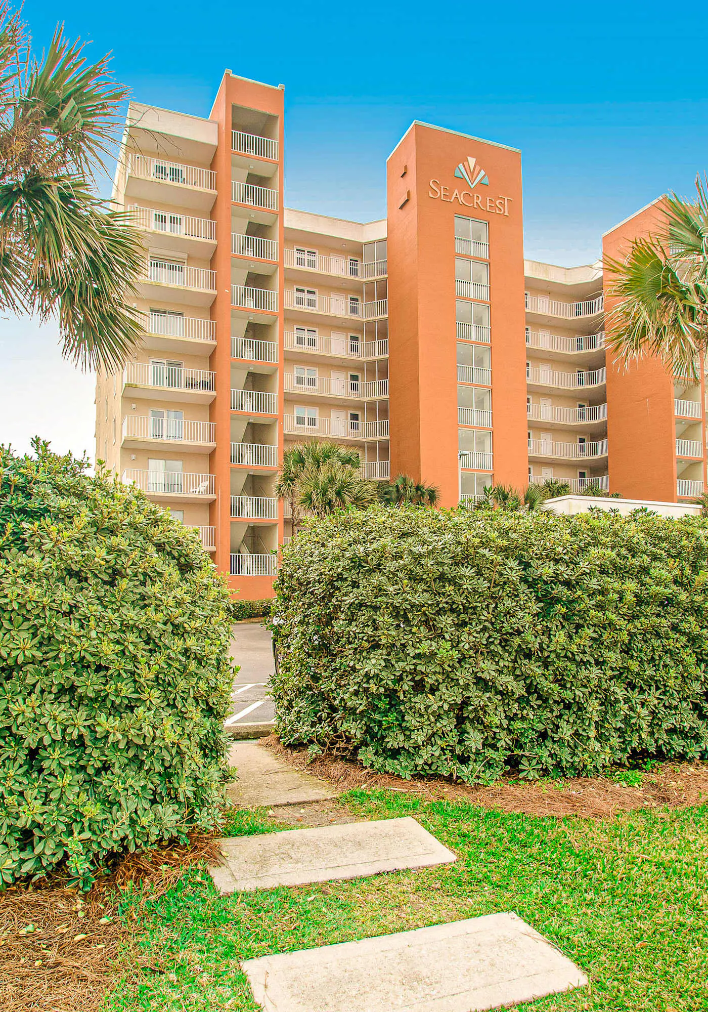 Gorgeous Beach Home Overlooking the Beach w/Free WiFi, Central AC, Shared Pool and Covered Parking