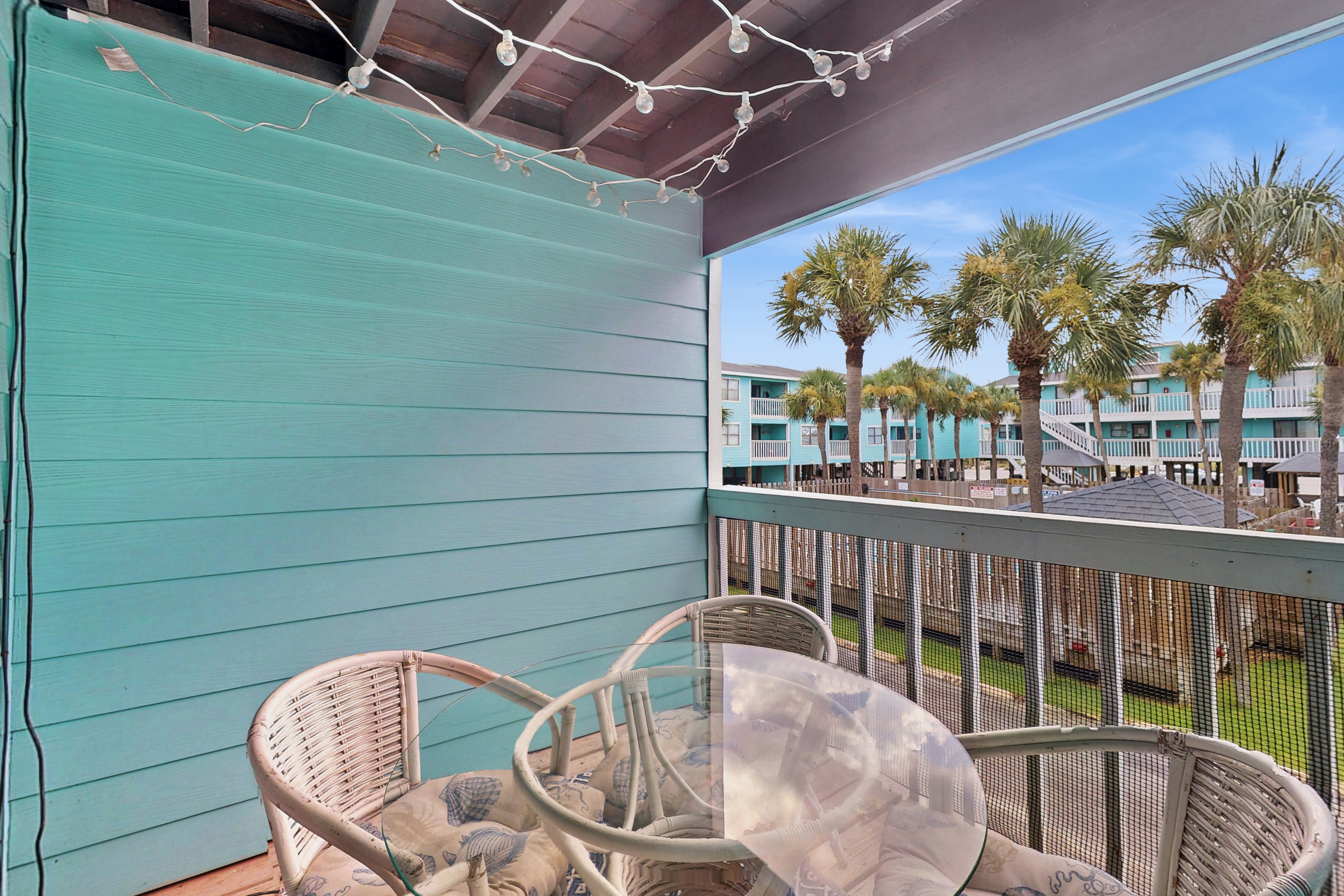 Lani Kai Getaway in the Heart of Town, Balcony, Pools & 2-Min Walk to Beach