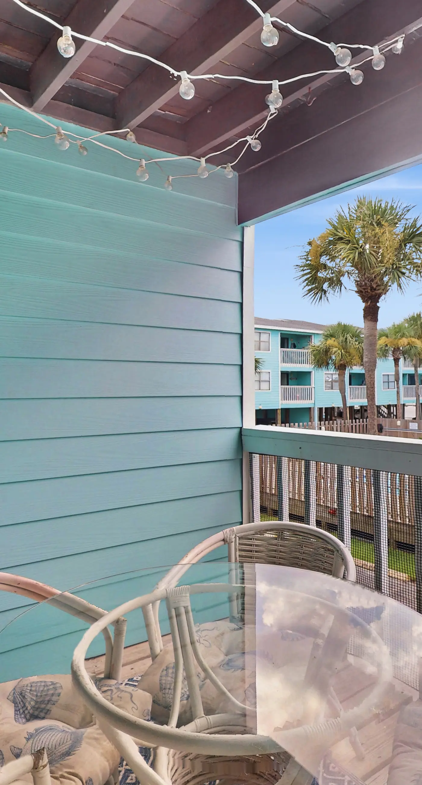 Lani Kai Getaway in the Heart of Town, Balcony, Pools & 2-Min Walk to Beach