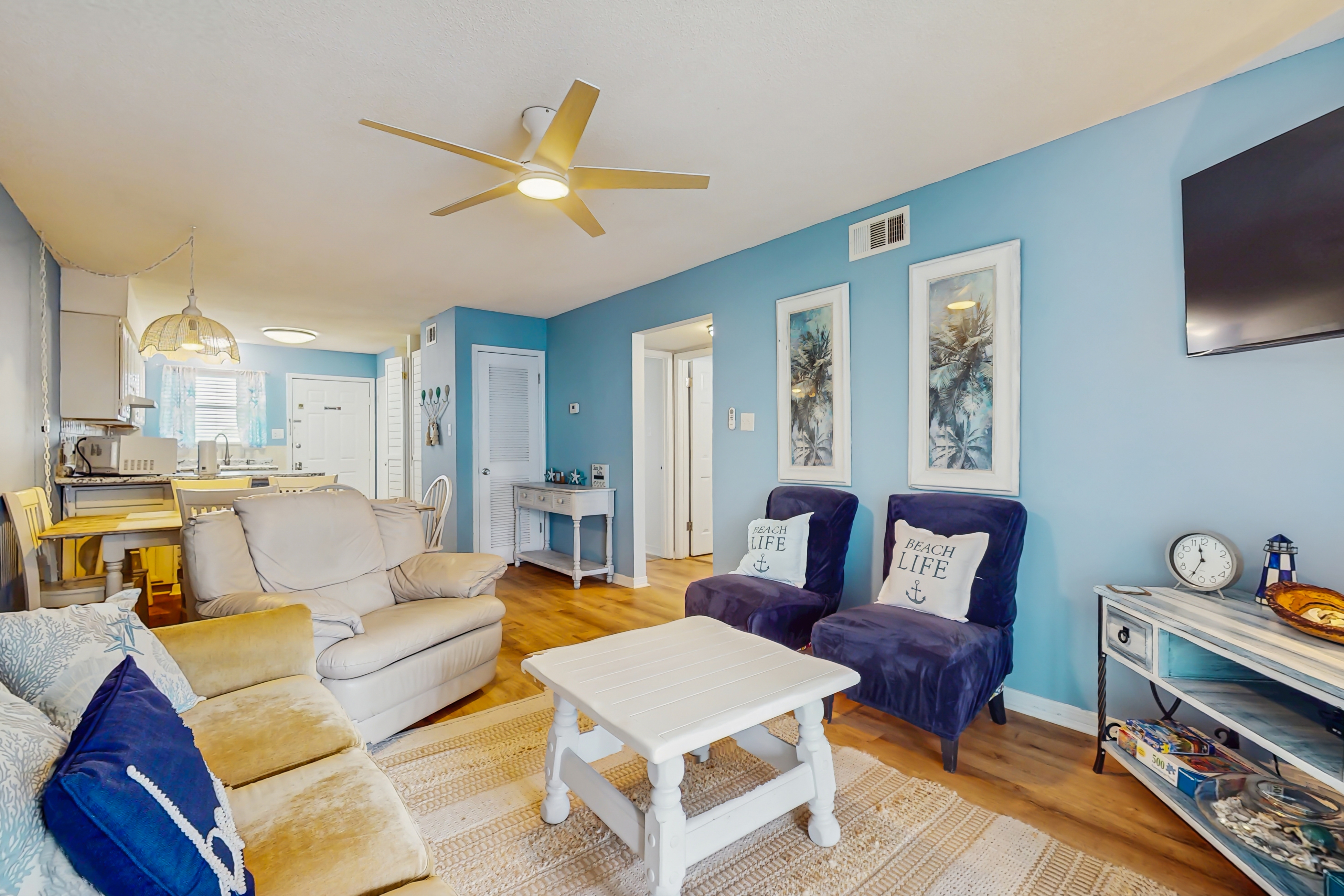 Lani Kai Getaway in the Heart of Town, Balcony, Pools & 2-Min Walk to Beach