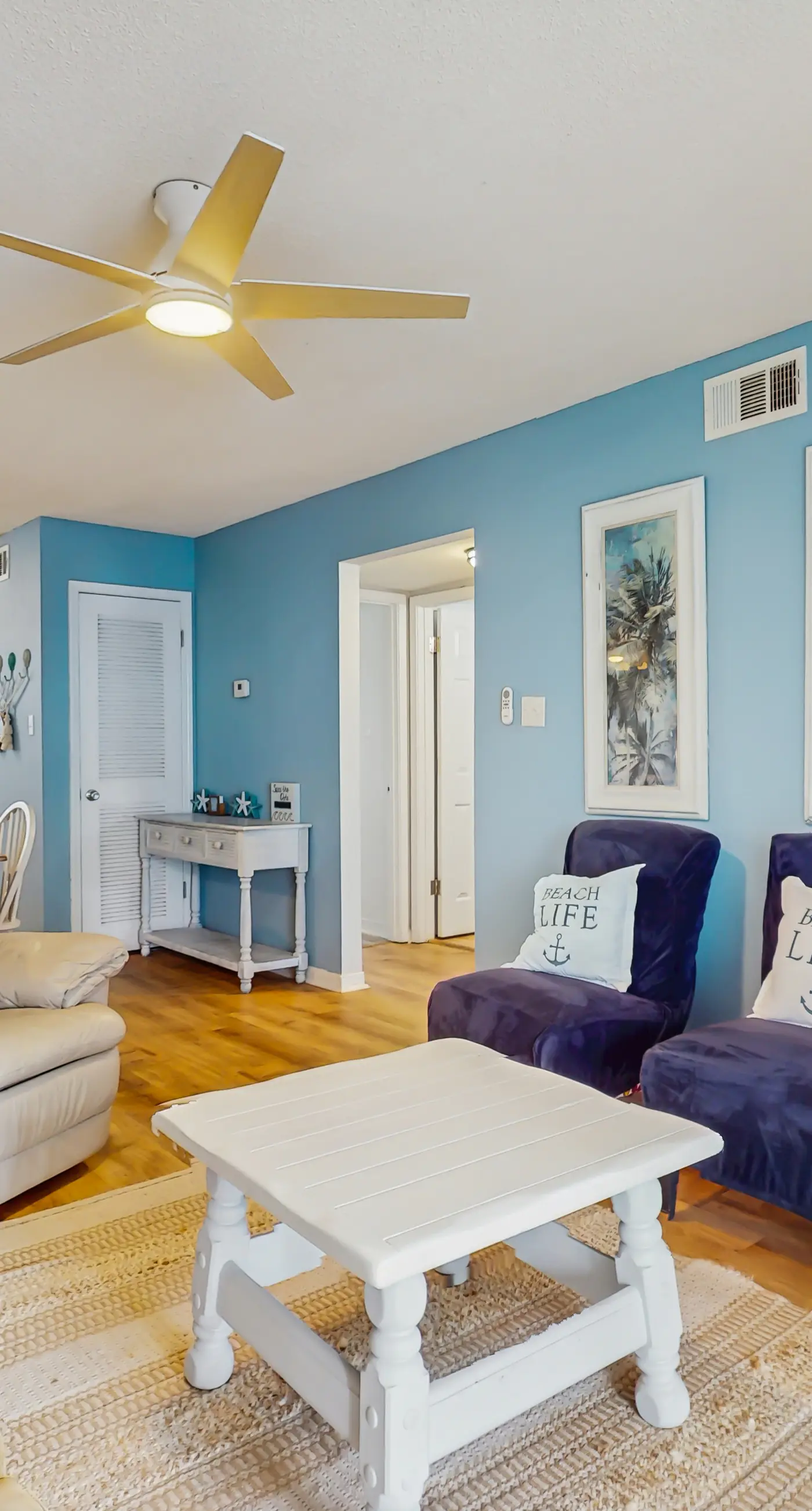 Lani Kai Getaway in the Heart of Town, Balcony, Pools & 2-Min Walk to Beach