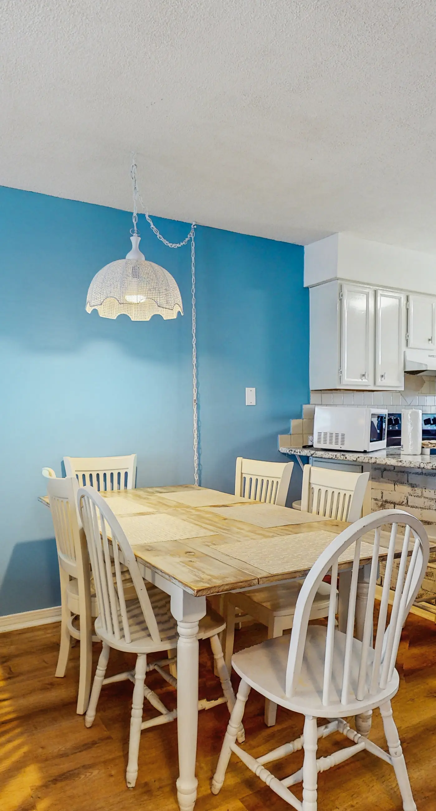 Lani Kai Getaway in the Heart of Town, Balcony, Pools & 2-Min Walk to Beach