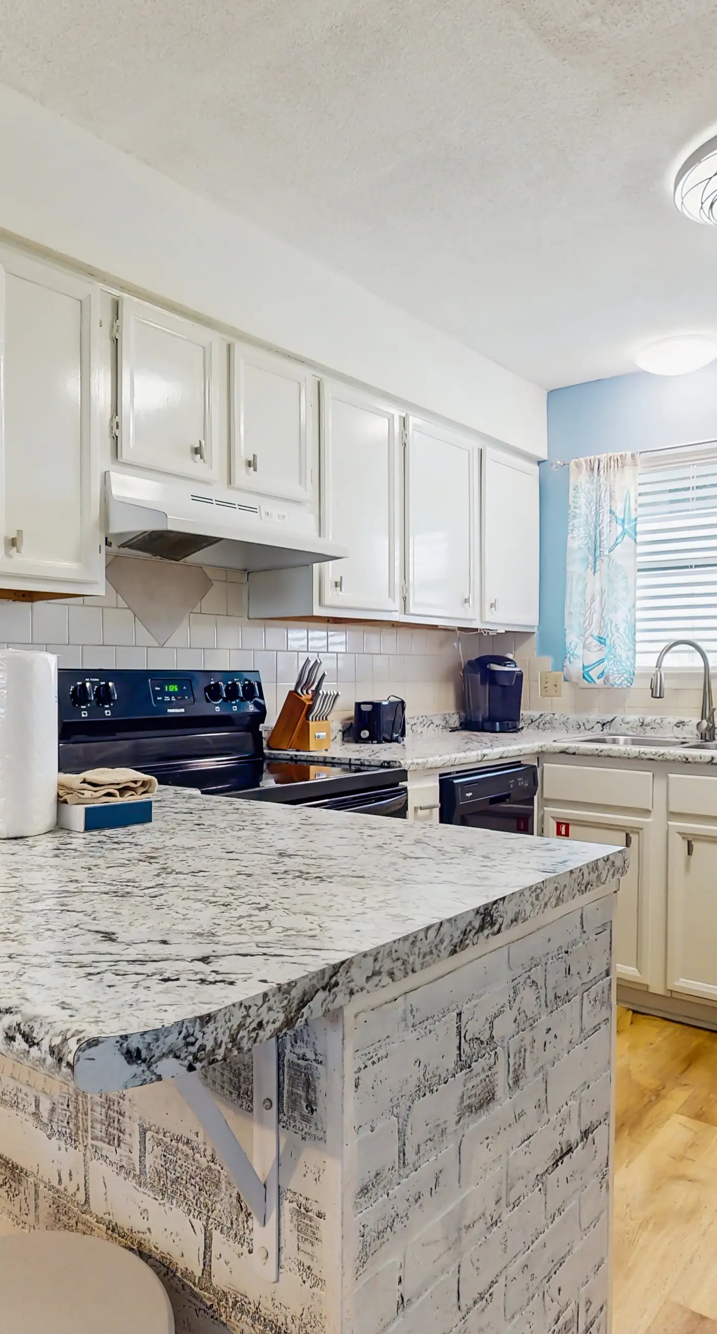 Lani Kai Getaway in the Heart of Town, Balcony, Pools & 2-Min Walk to Beach