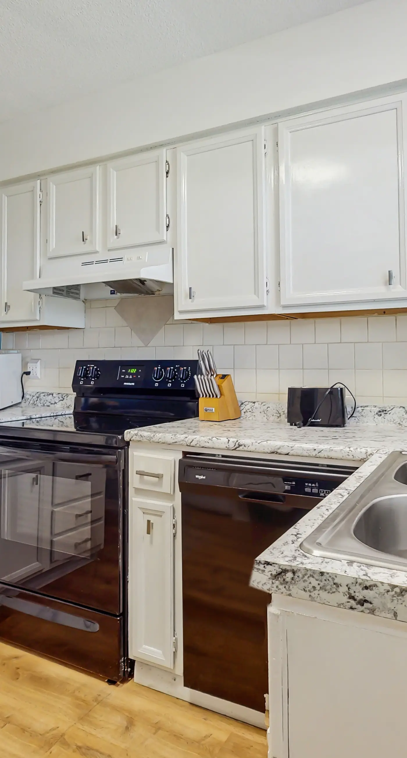 Lani Kai Getaway in the Heart of Town, Balcony, Pools & 2-Min Walk to Beach