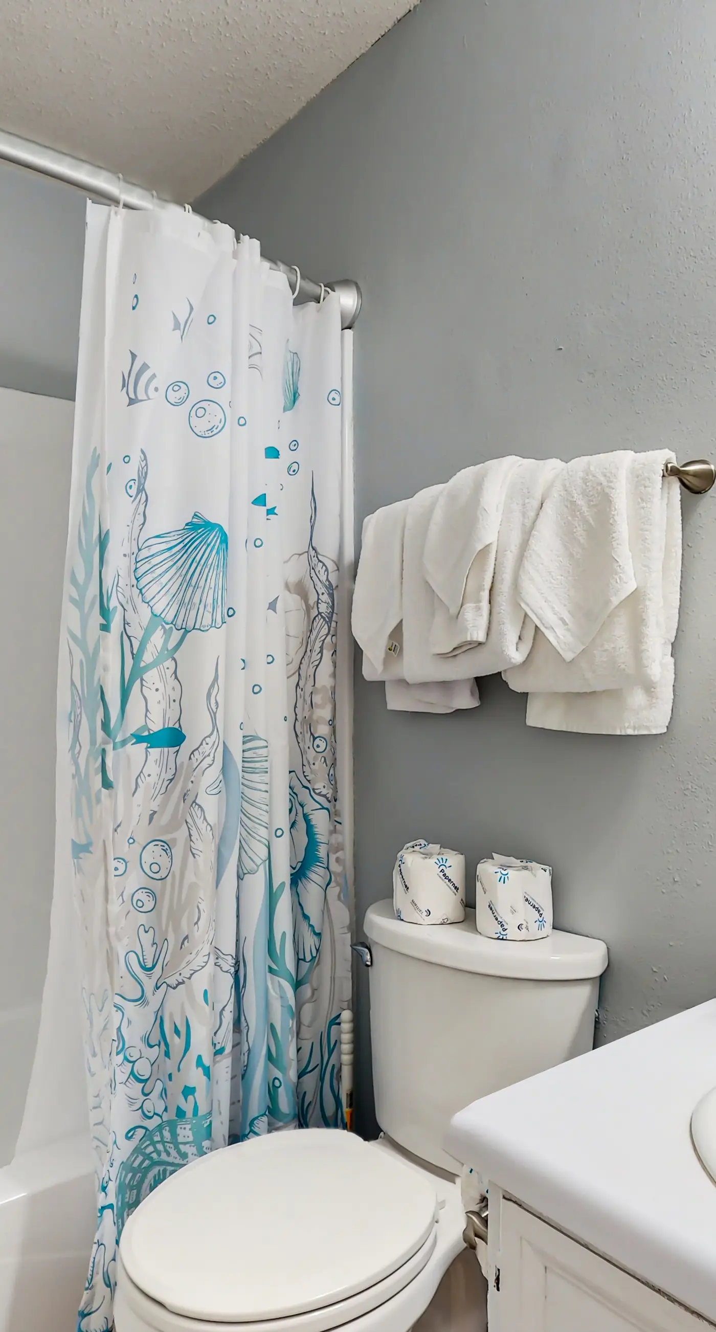 Lani Kai Getaway in the Heart of Town, Balcony, Pools & 2-Min Walk to Beach