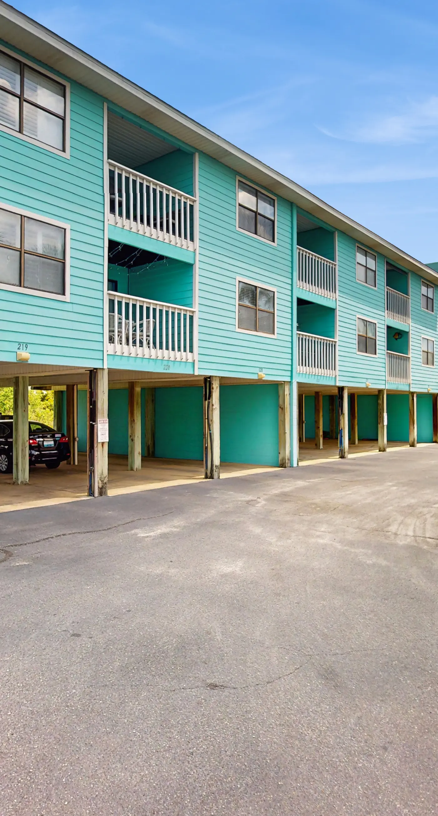 Lani Kai Getaway in the Heart of Town, Balcony, Pools & 2-Min Walk to Beach