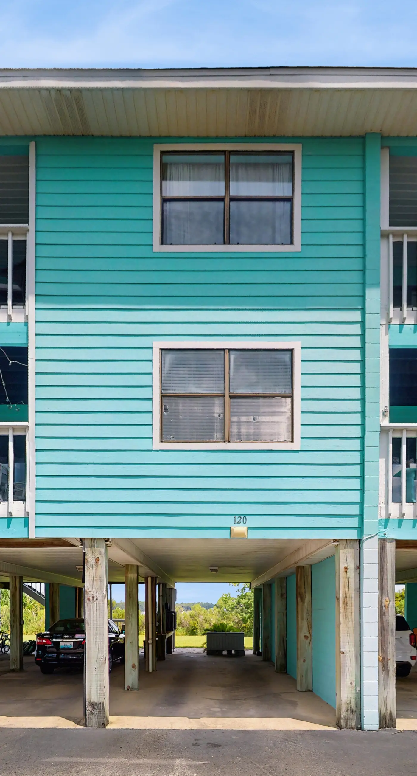 Lani Kai Getaway in the Heart of Town, Balcony, Pools & 2-Min Walk to Beach