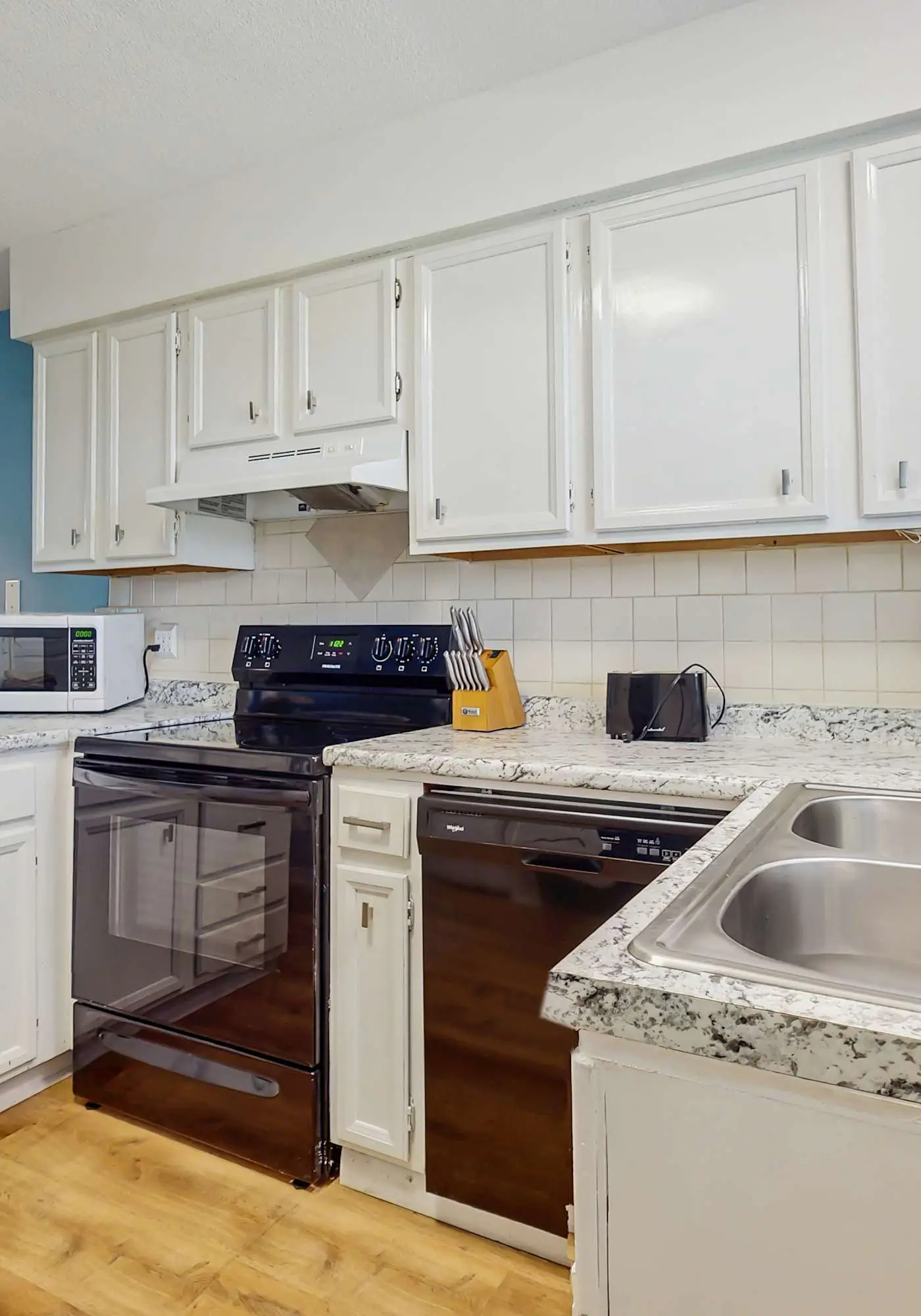 Lani Kai Getaway in the Heart of Town, Balcony, Pools & 2-Min Walk to Beach