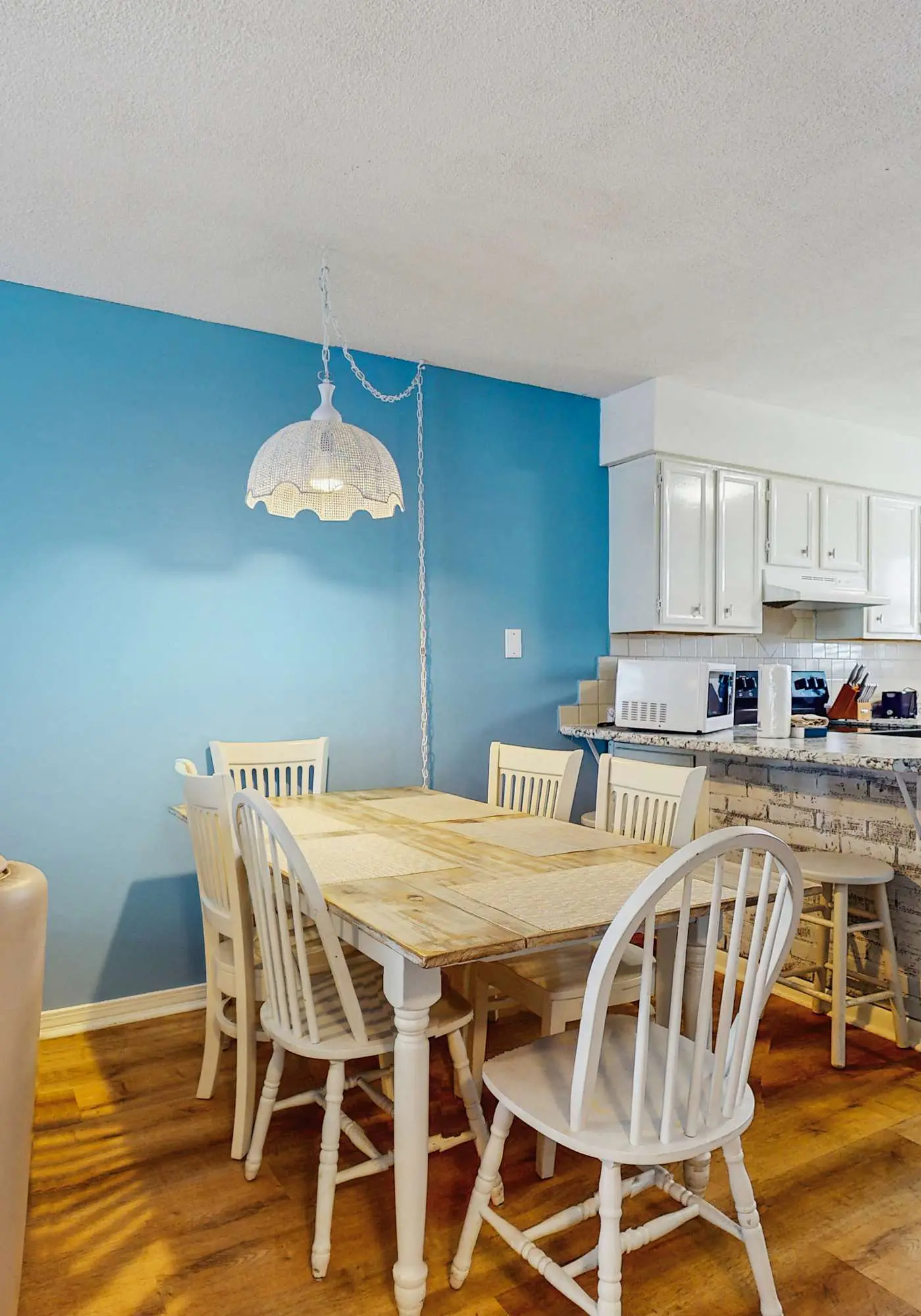 Lani Kai Getaway in the Heart of Town, Balcony, Pools & 2-Min Walk to Beach