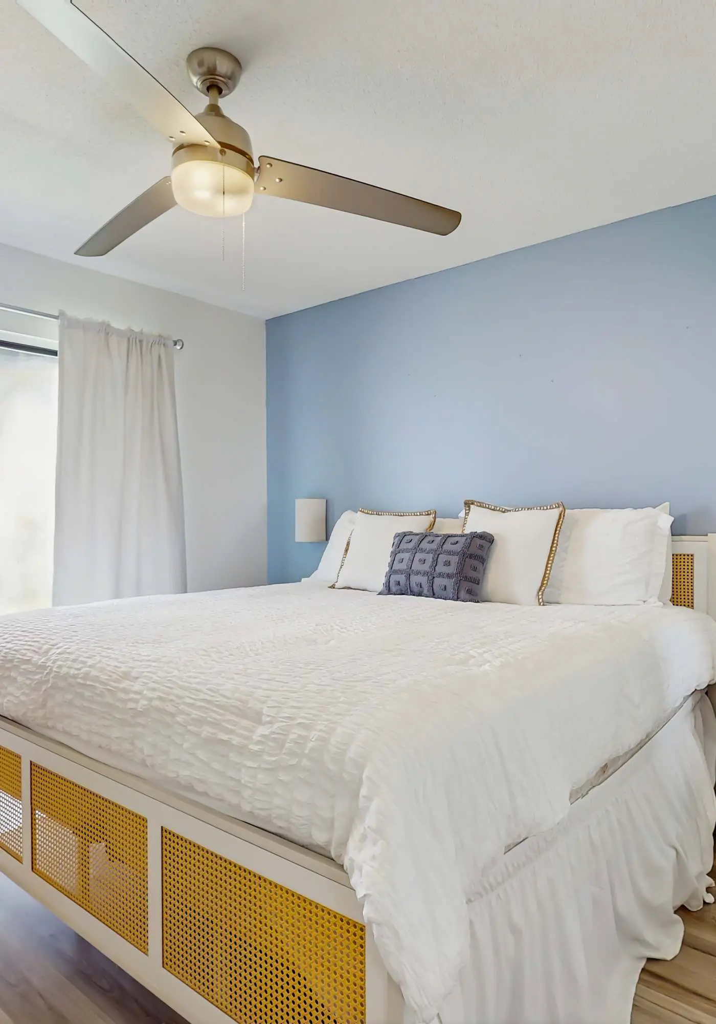 Lani Kai Getaway in the Heart of Town, Balcony, Pools & 2-Min Walk to Beach