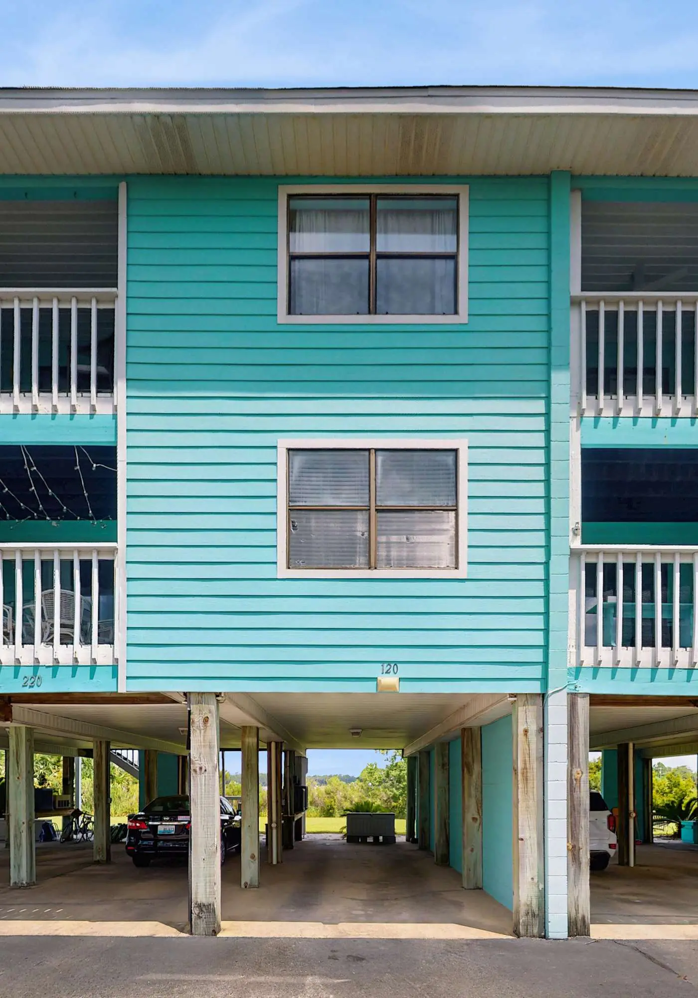 Lani Kai Getaway in the Heart of Town, Balcony, Pools & 2-Min Walk to Beach