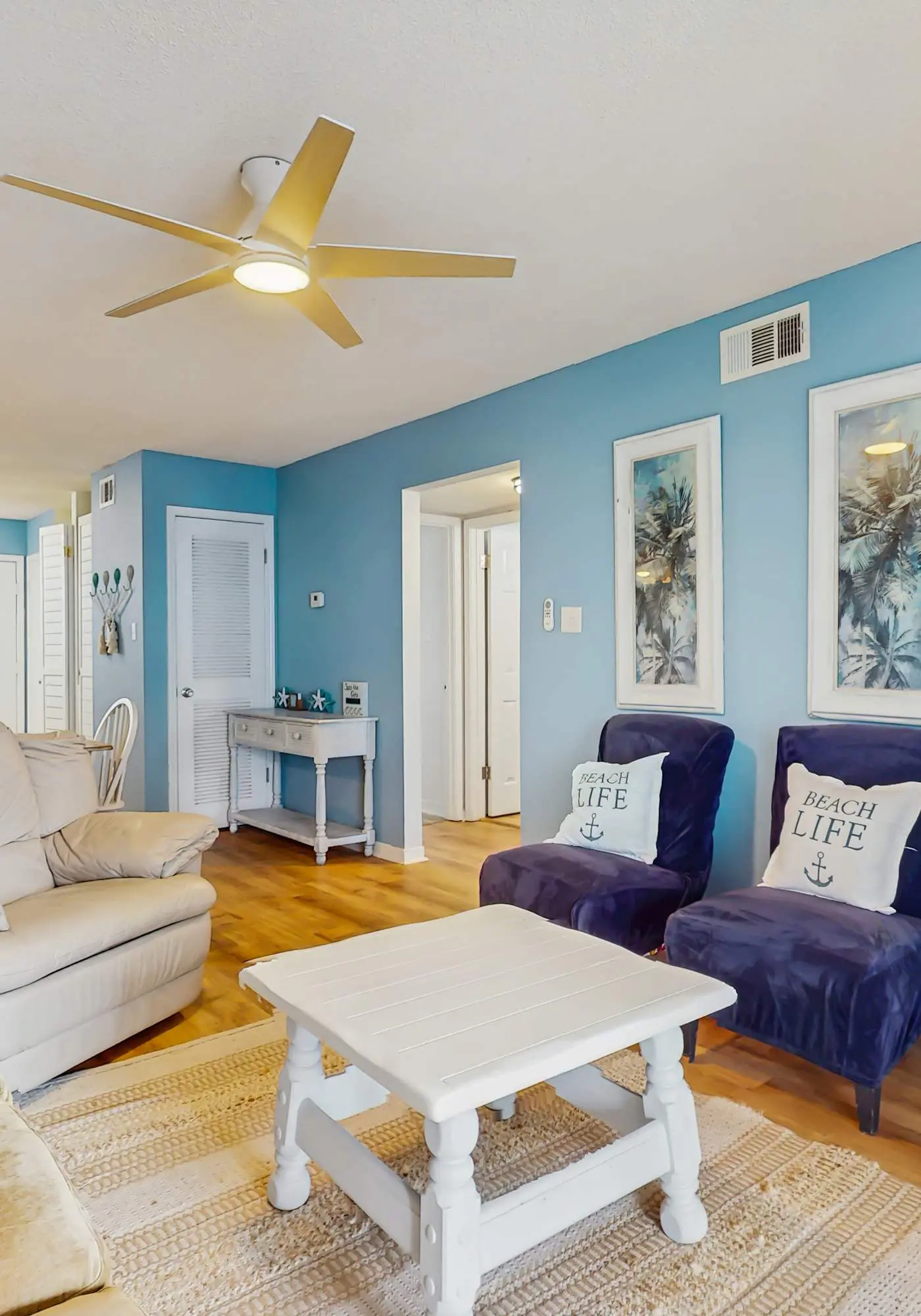 Lani Kai Getaway in the Heart of Town, Balcony, Pools & 2-Min Walk to Beach