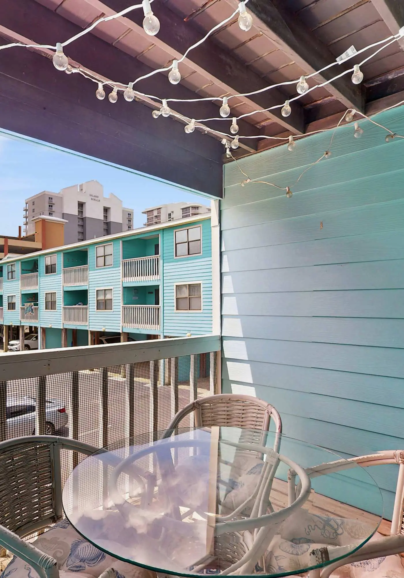 Lani Kai Getaway in the Heart of Town, Balcony, Pools & 2-Min Walk to Beach