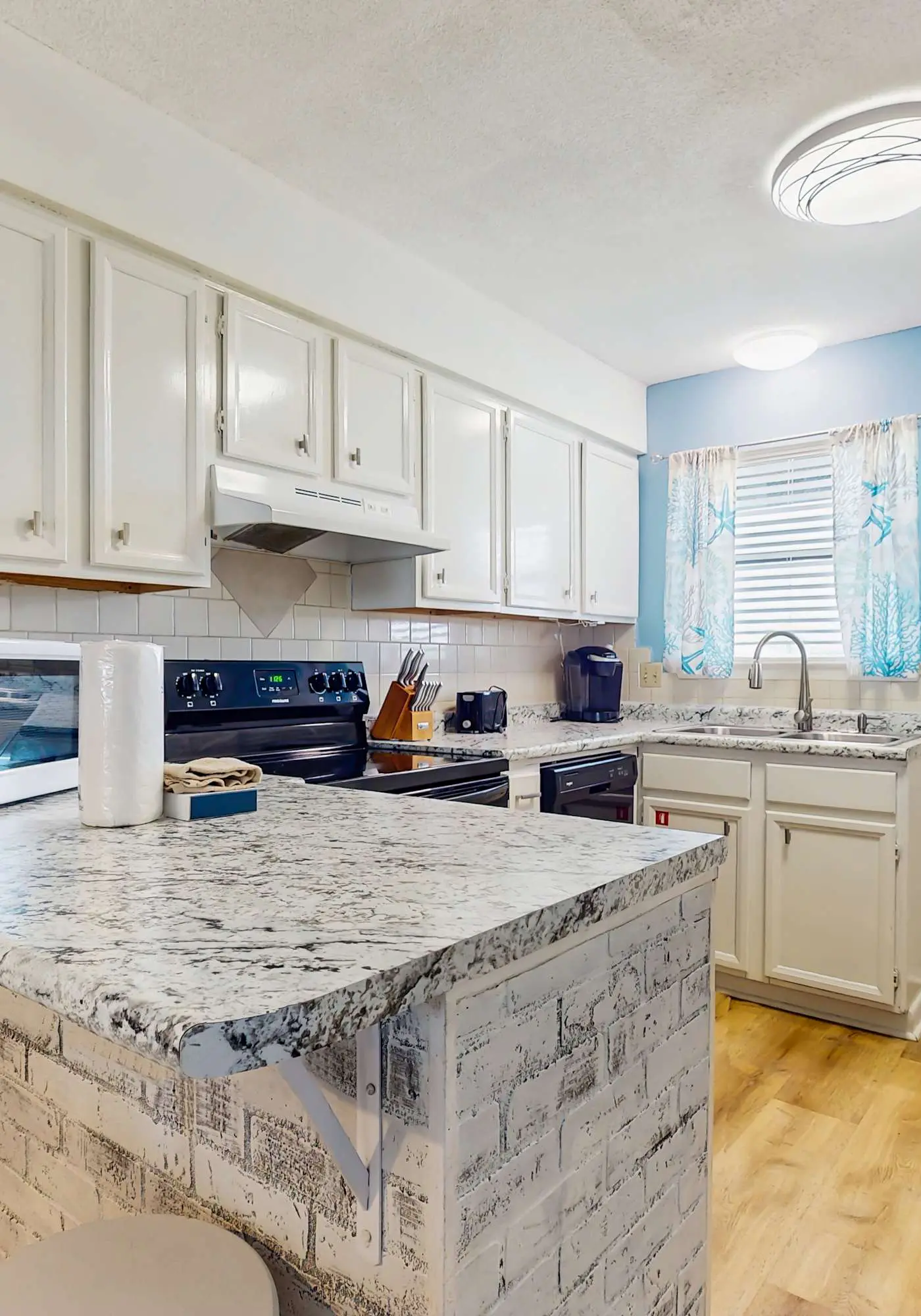 Lani Kai Getaway in the Heart of Town, Balcony, Pools & 2-Min Walk to Beach