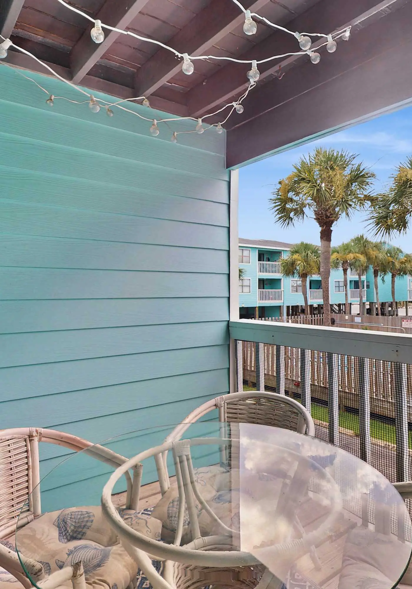 Lani Kai Getaway in the Heart of Town, Balcony, Pools & 2-Min Walk to Beach