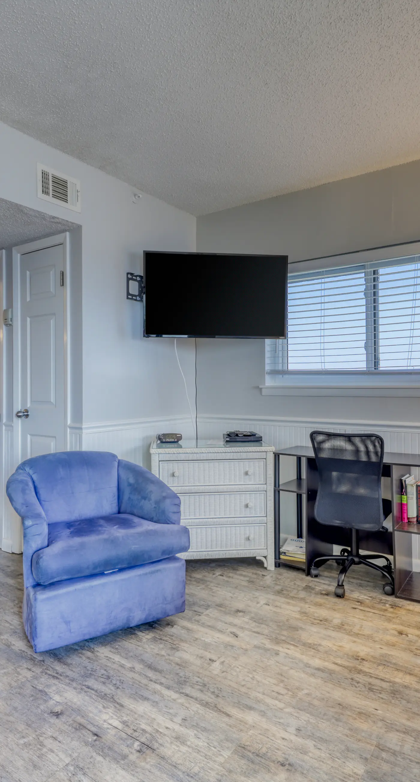 Top floor corner condo with hot tub, pools, gym - great for a couples getaway