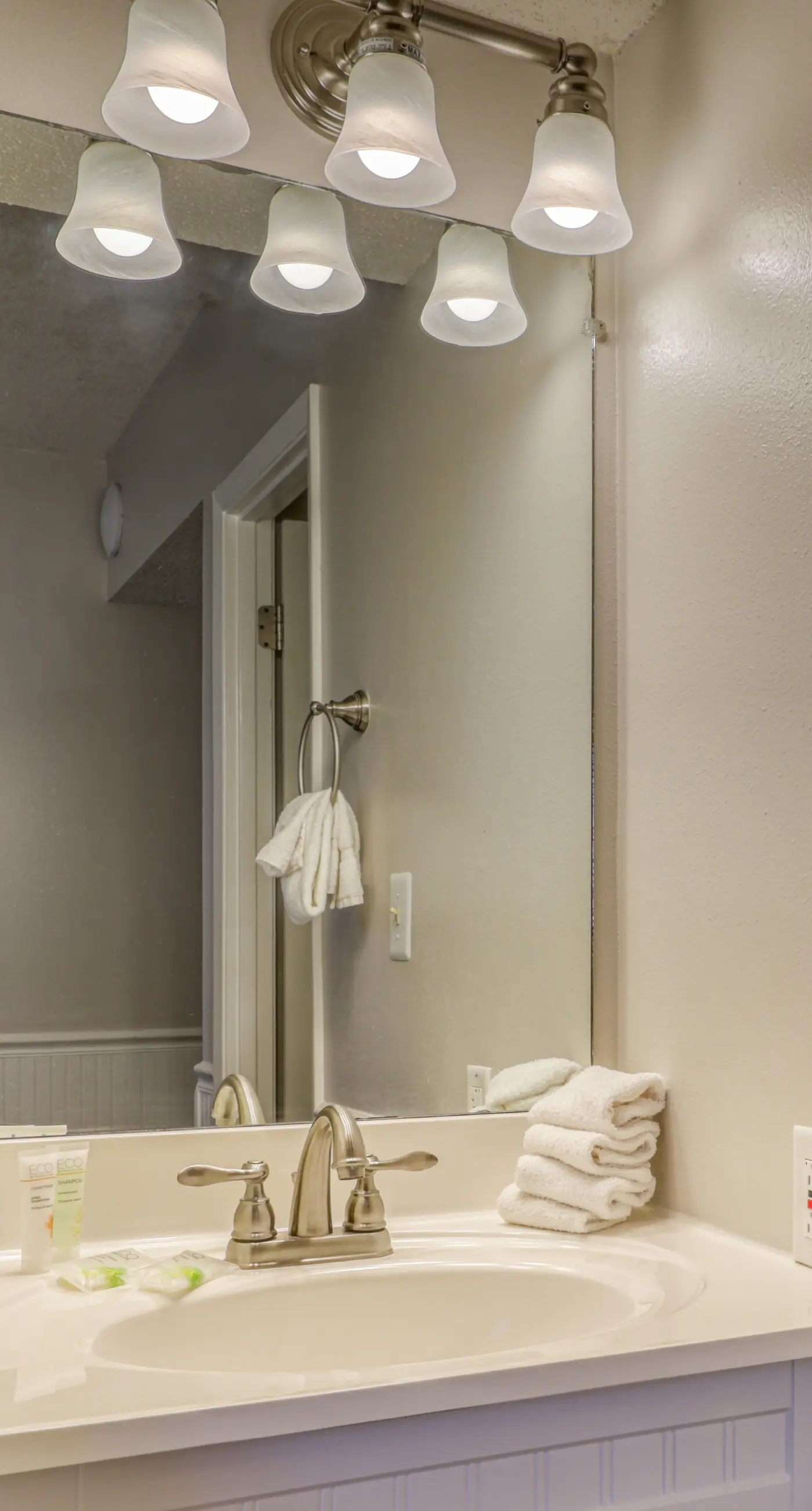 Top floor corner condo with hot tub, pools, gym - great for a couples getaway