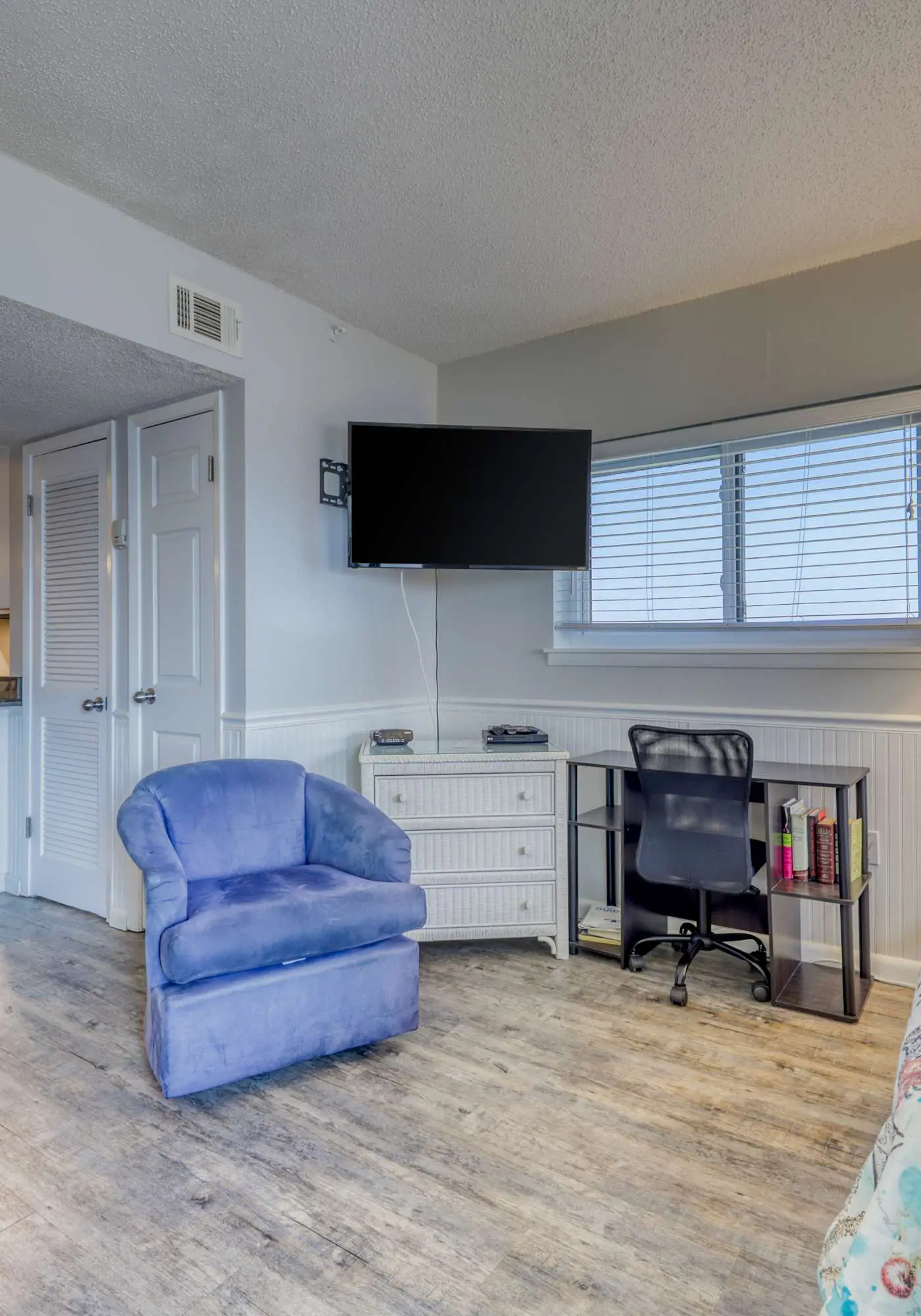 Top floor corner condo with hot tub, pools, gym - great for a couples getaway
