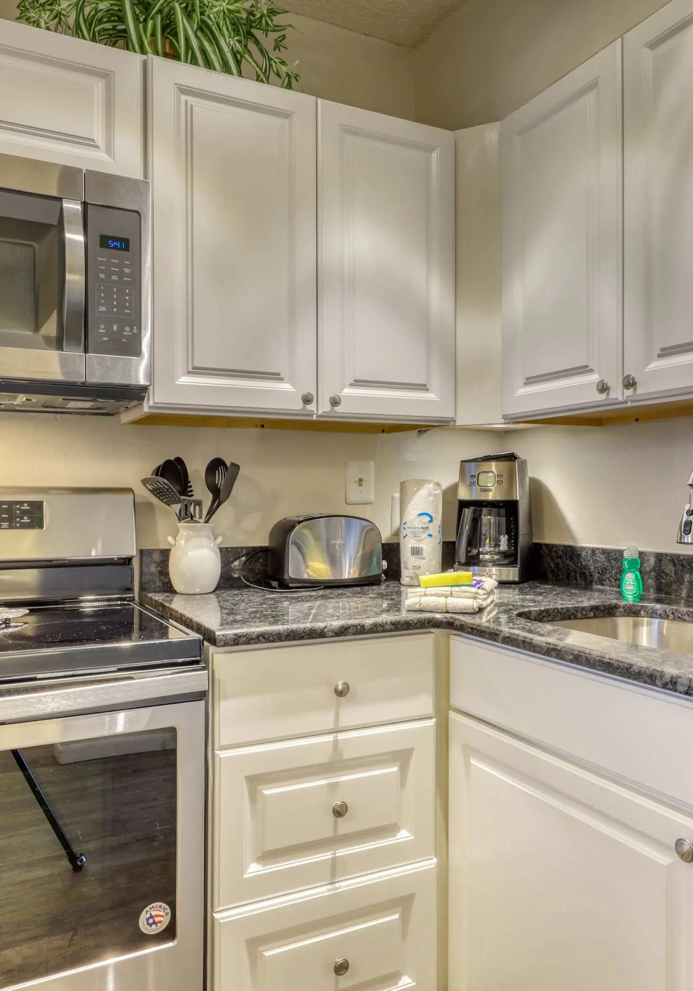 Top floor corner condo with hot tub, pools, gym - great for a couples getaway