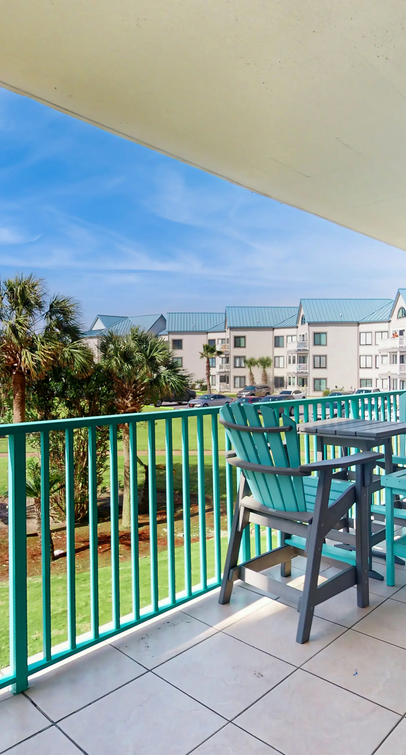 Gulf-view condo in beachfront building with pools, hot tub & tennis