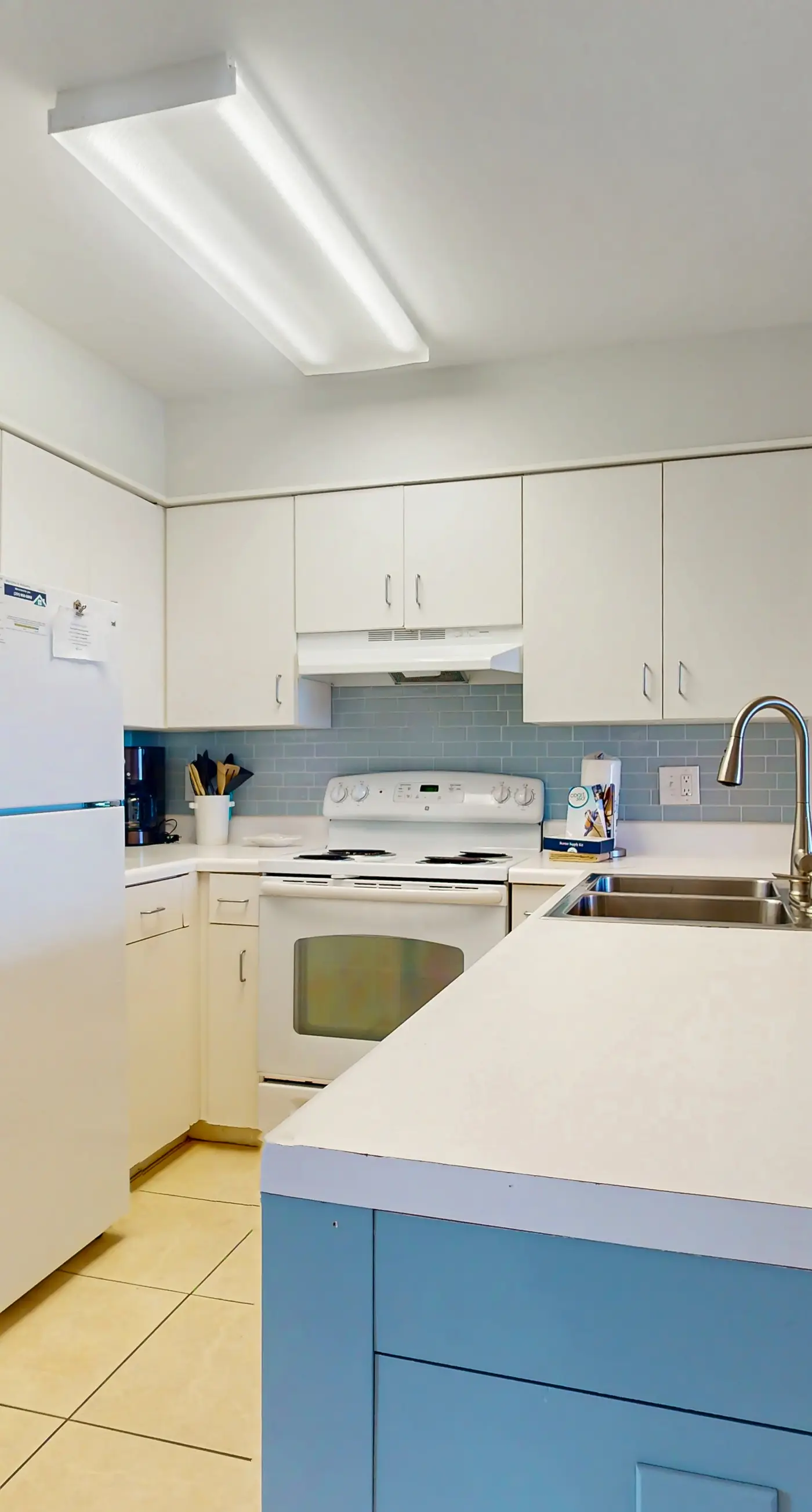 Gulf-view condo in beachfront building with pools, hot tub & tennis