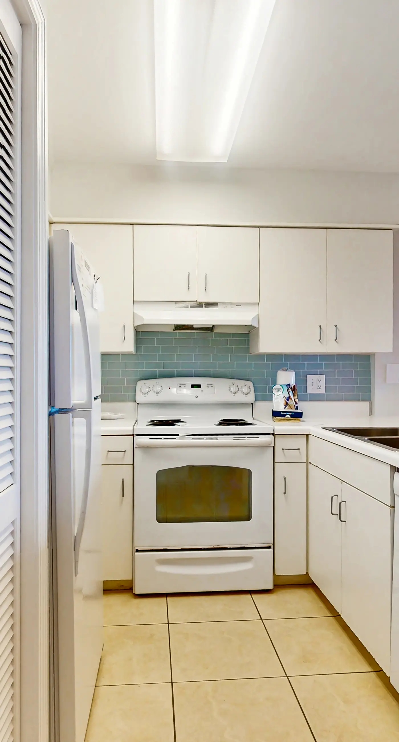 Gulf-view condo in beachfront building with pools, hot tub & tennis