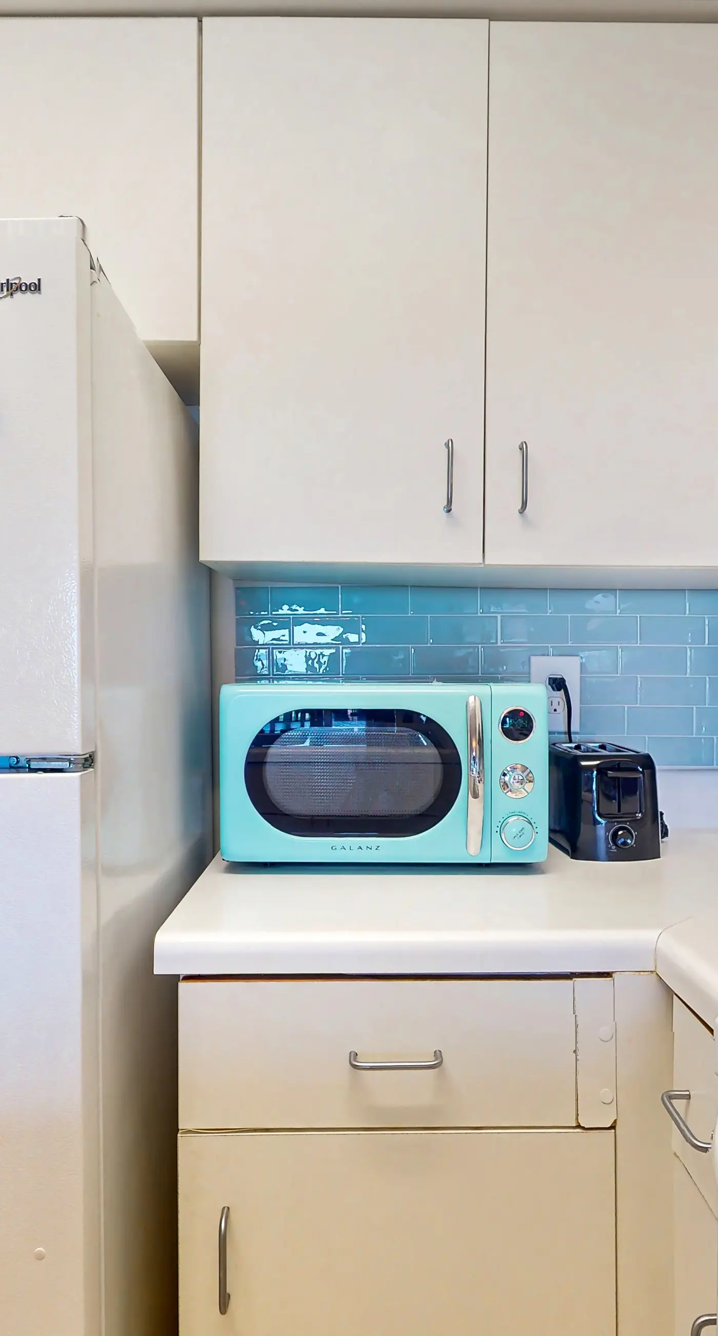 Gulf-view condo in beachfront building with pools, hot tub & tennis