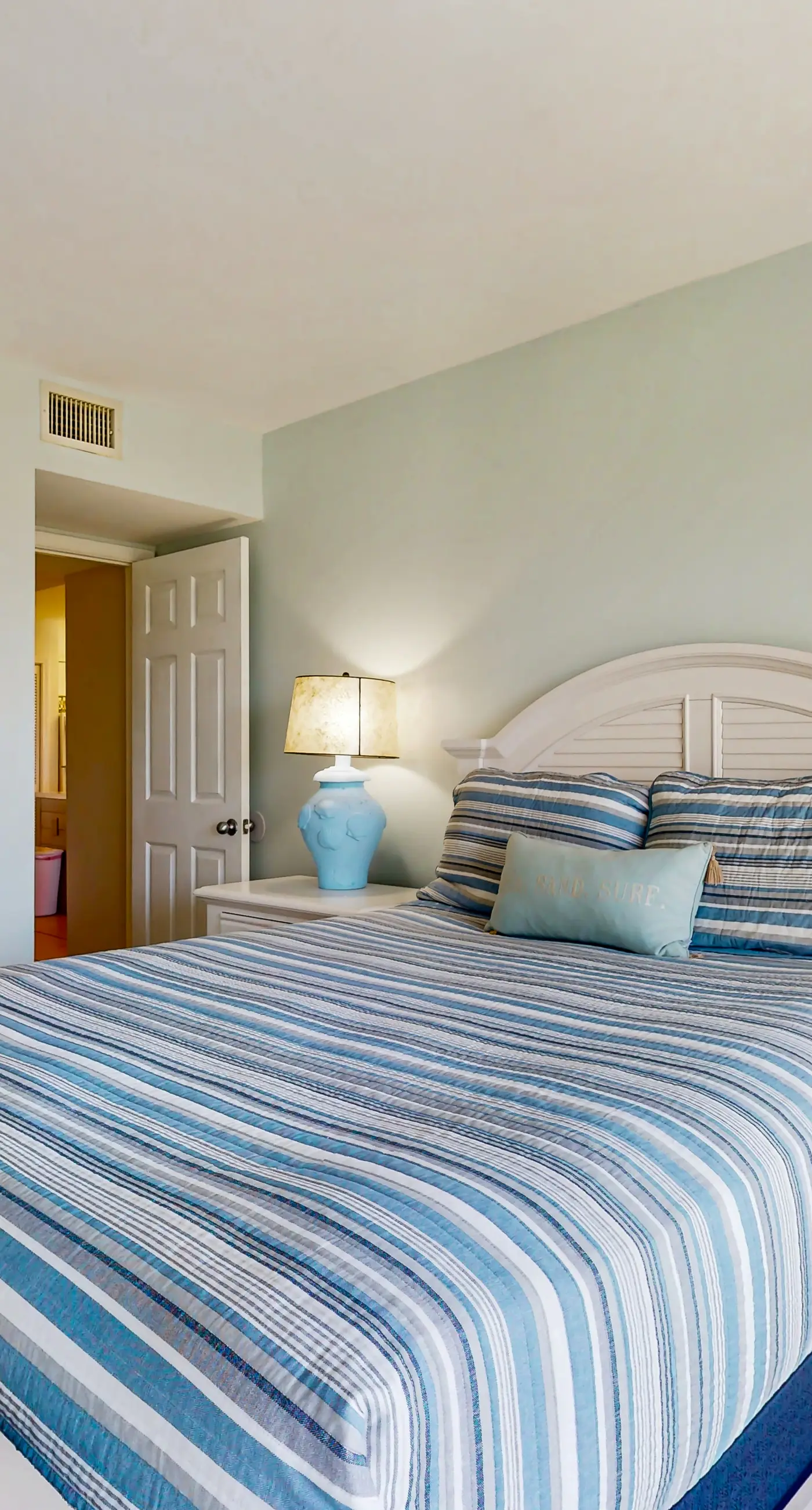 Gulf-view condo in beachfront building with pools, hot tub & tennis