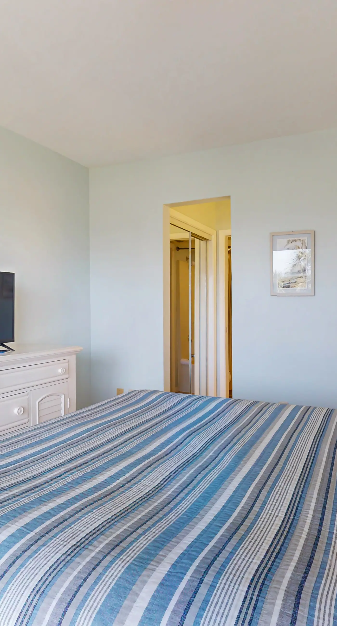 Gulf-view condo in beachfront building with pools, hot tub & tennis