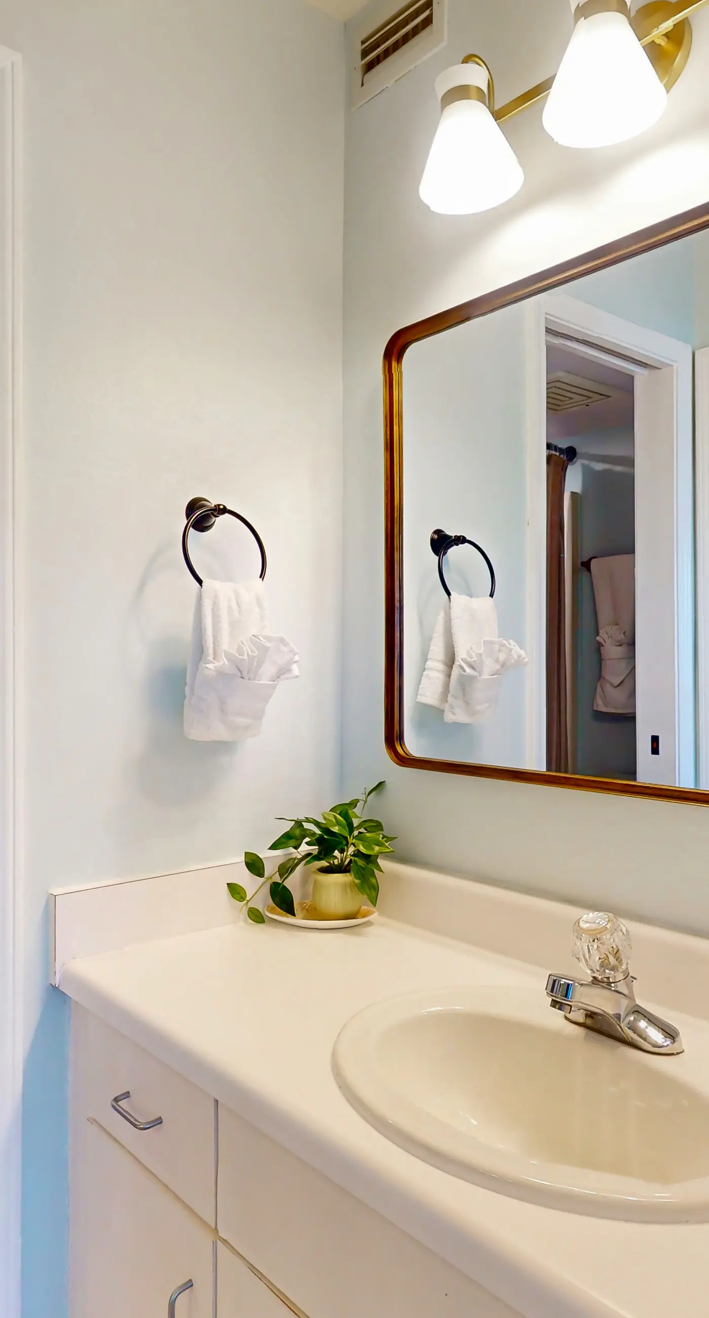 Gulf-view condo in beachfront building with pools, hot tub & tennis