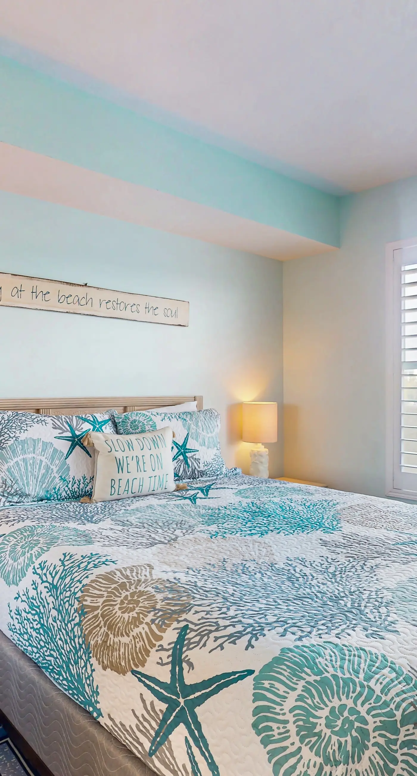 Gulf-view condo in beachfront building with pools, hot tub & tennis