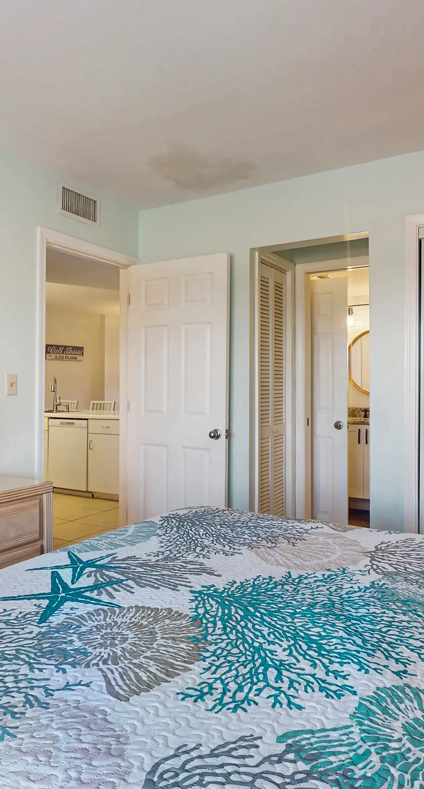 Gulf-view condo in beachfront building with pools, hot tub & tennis